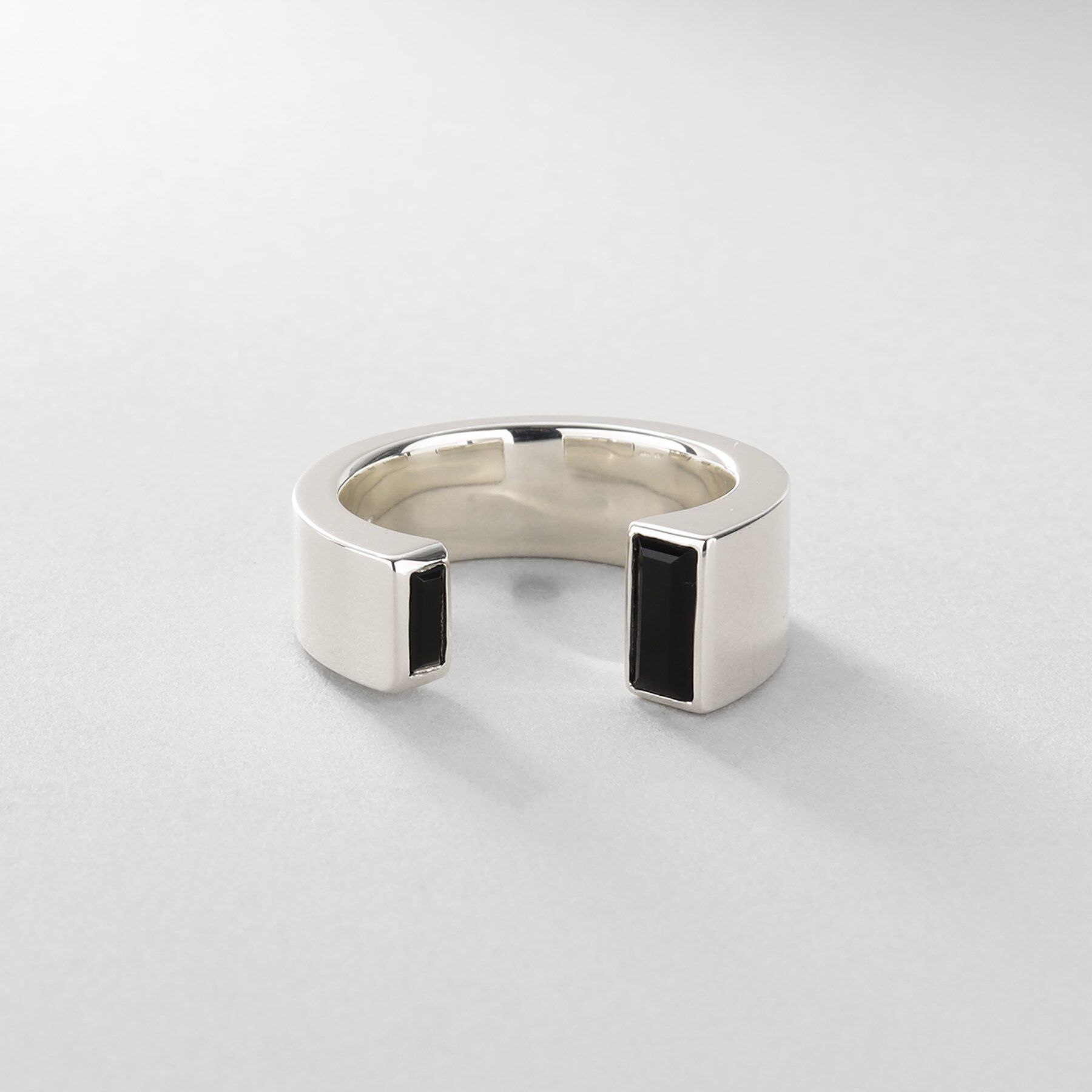 COCOSHNIK ONKITSCH「シルバー オニキス バケットカットオープンリング」|リング|