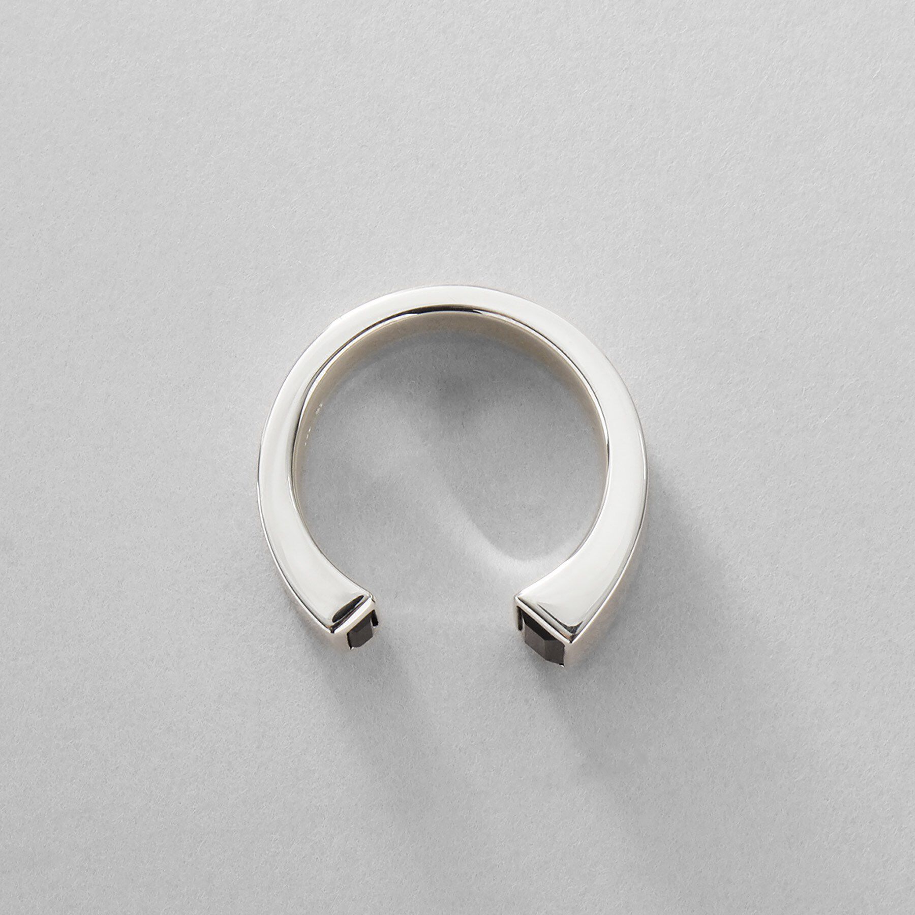 COCOSHNIK ONKITSCH「シルバー オニキス バケットカットオープンリング」|リング|