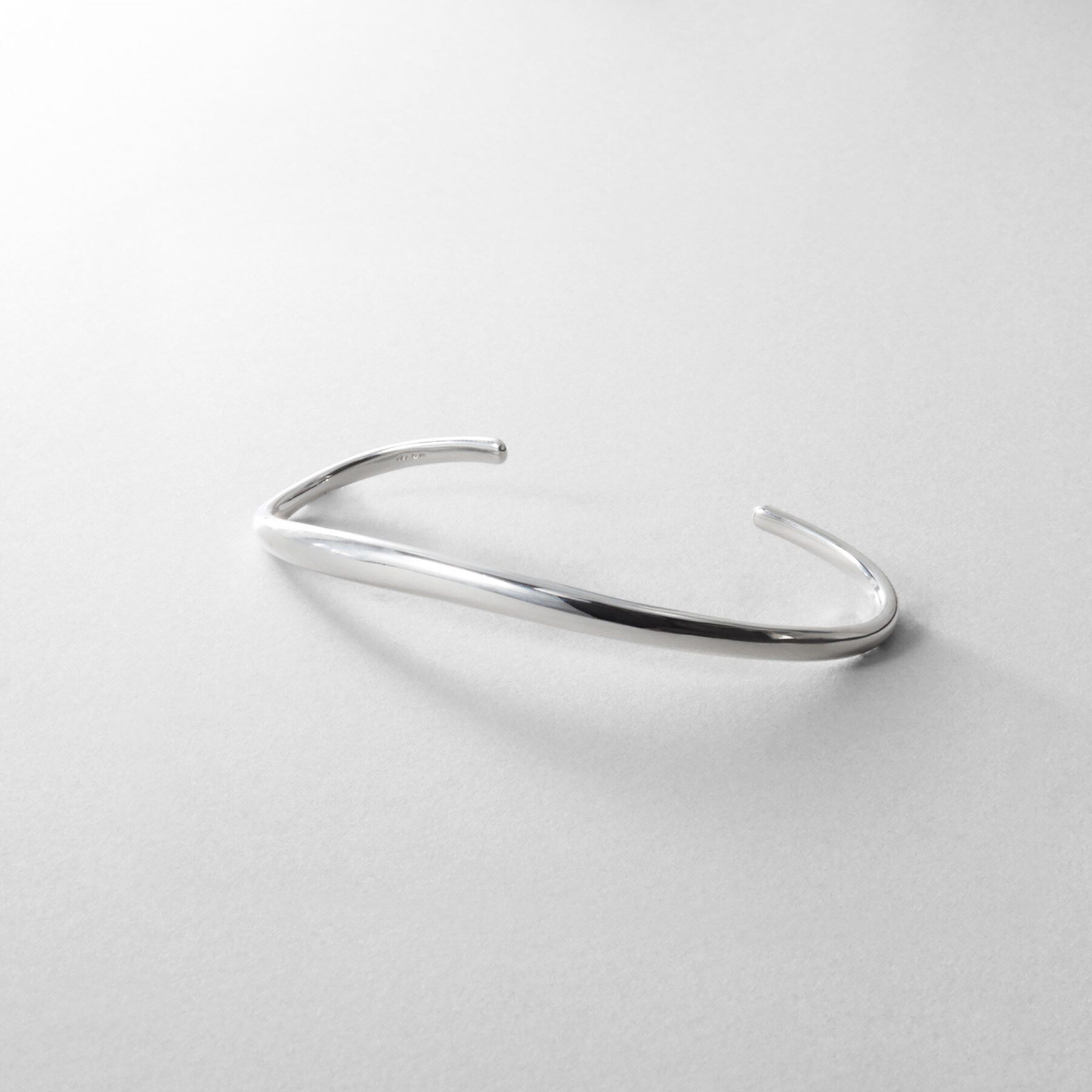 COCOSHNIK ONKITSCH「シルバー 【サステナブル】ニュアンスラインパームカフ」|ブレスレット・バングル|シルバー(600)