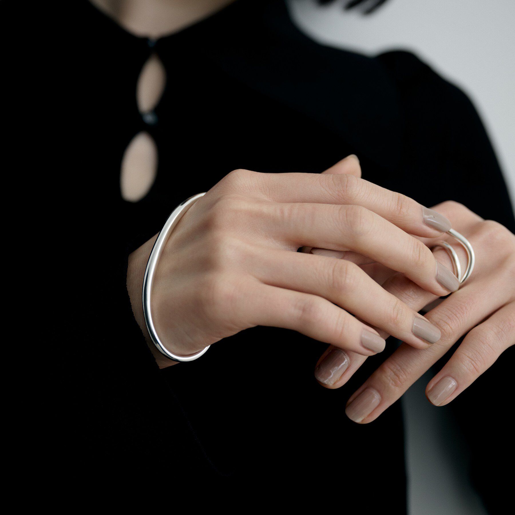 COCOSHNIK ONKITSCH「シルバー 【サステナブル】ニュアンスラインパームカフ」|ブレスレット・バングル|