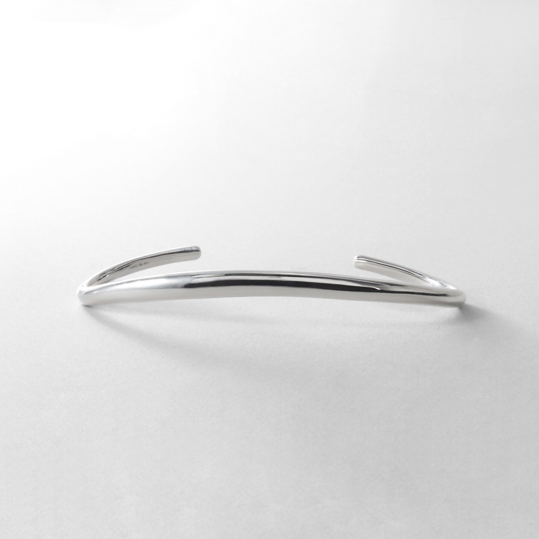 COCOSHNIK ONKITSCH「シルバー 【サステナブル】ニュアンスラインパームカフ」|ブレスレット・バングル|