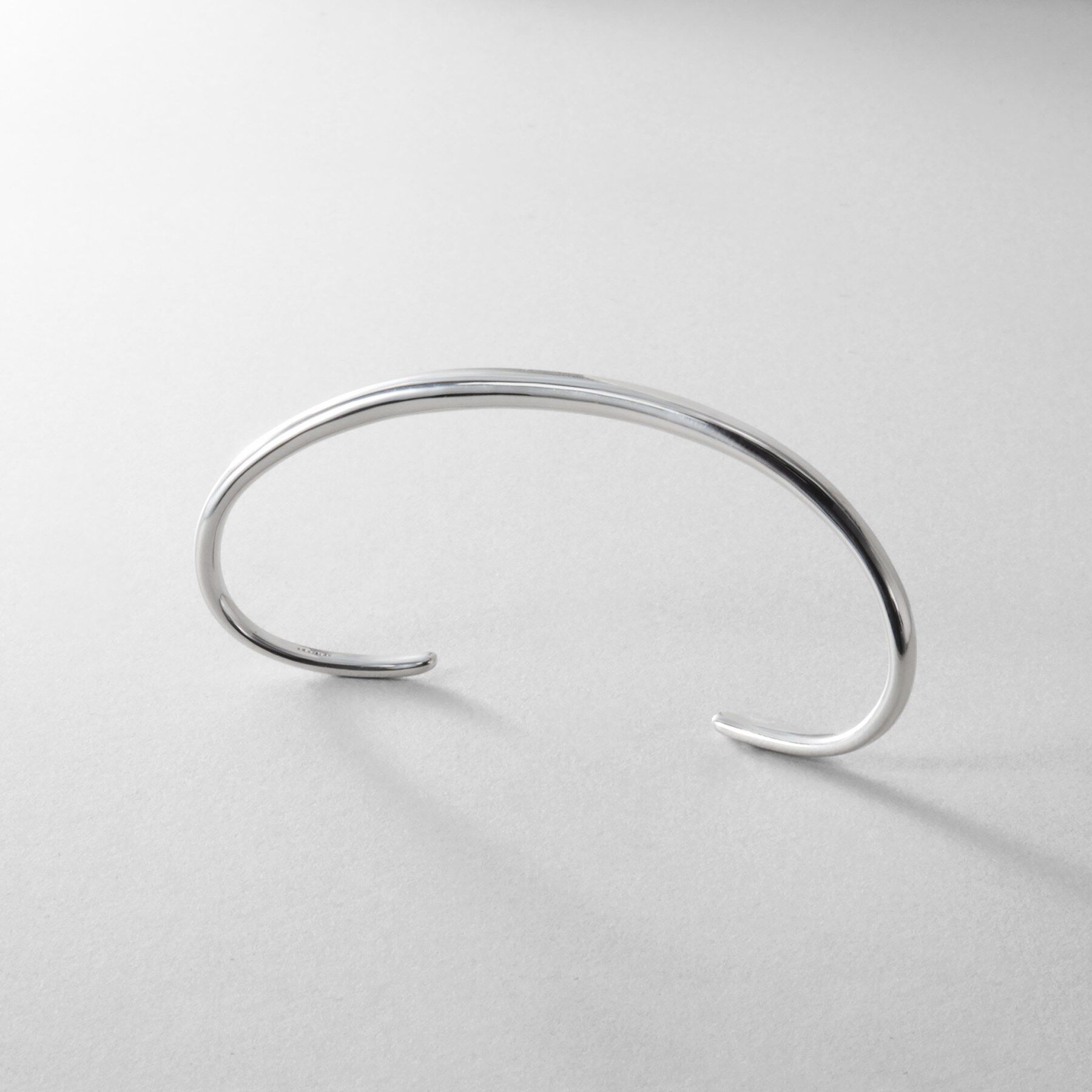 COCOSHNIK ONKITSCH「シルバー 【サステナブル】ニュアンスラインパームカフ」|ブレスレット・バングル|