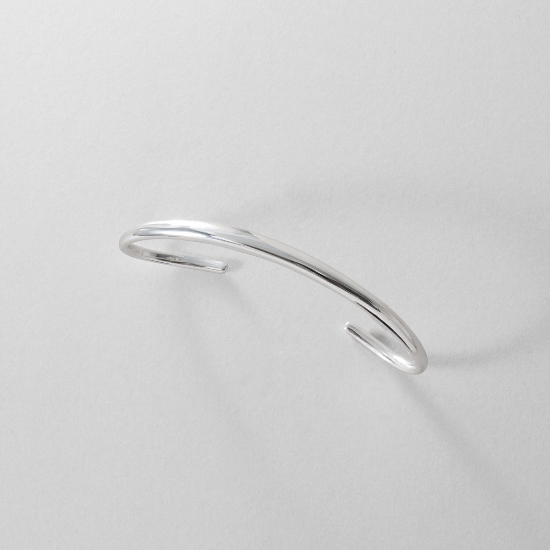 COCOSHNIK ONKITSCH「シルバー 【サステナブル】ニュアンスラインパームカフ」|ブレスレット・バングル|