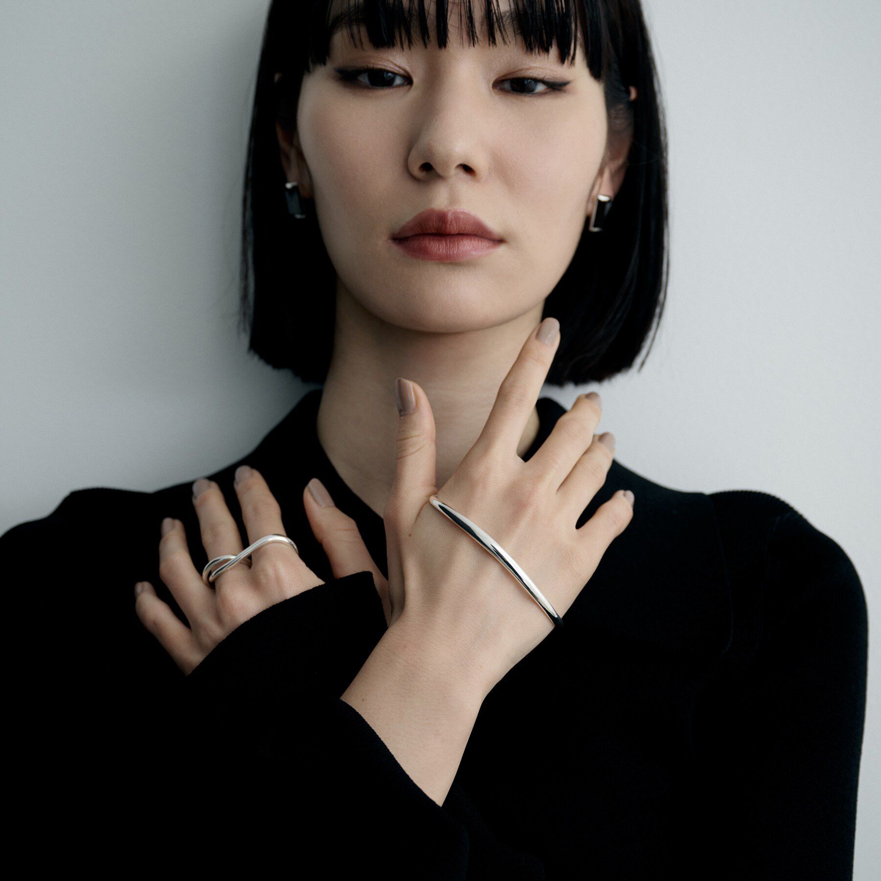 COCOSHNIK ONKITSCH「シルバー 【サステナブル】ニュアンスラインパームカフ」|ブレスレット・バングル|