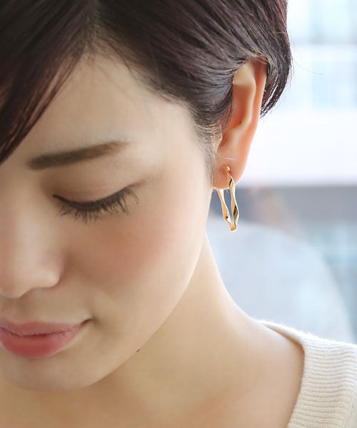 colleca la「ねじりフープイヤリング」|イヤリング|