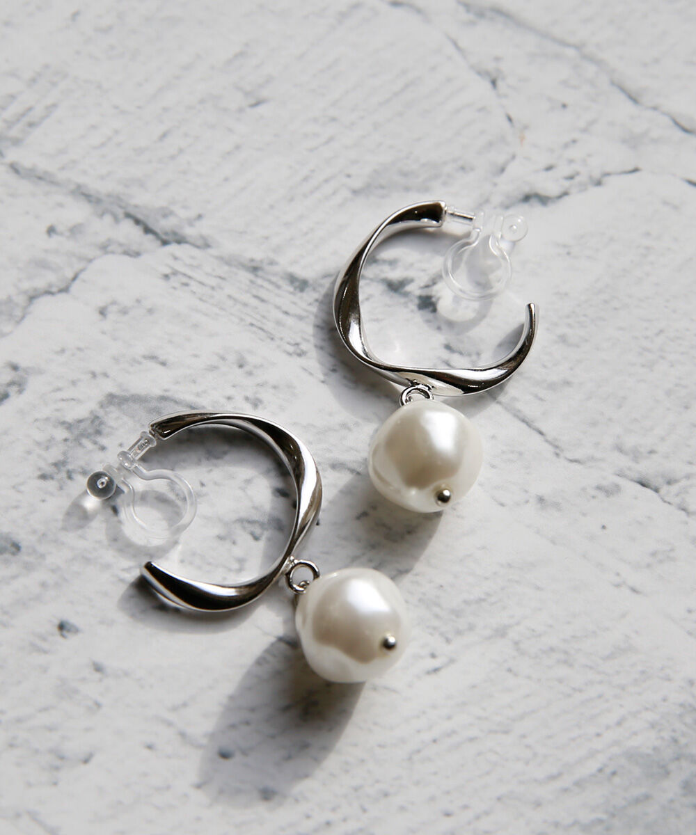 colleca la「ノンホール・ねじれフープとパールの樹脂イヤリング」|イヤリング|シルバー