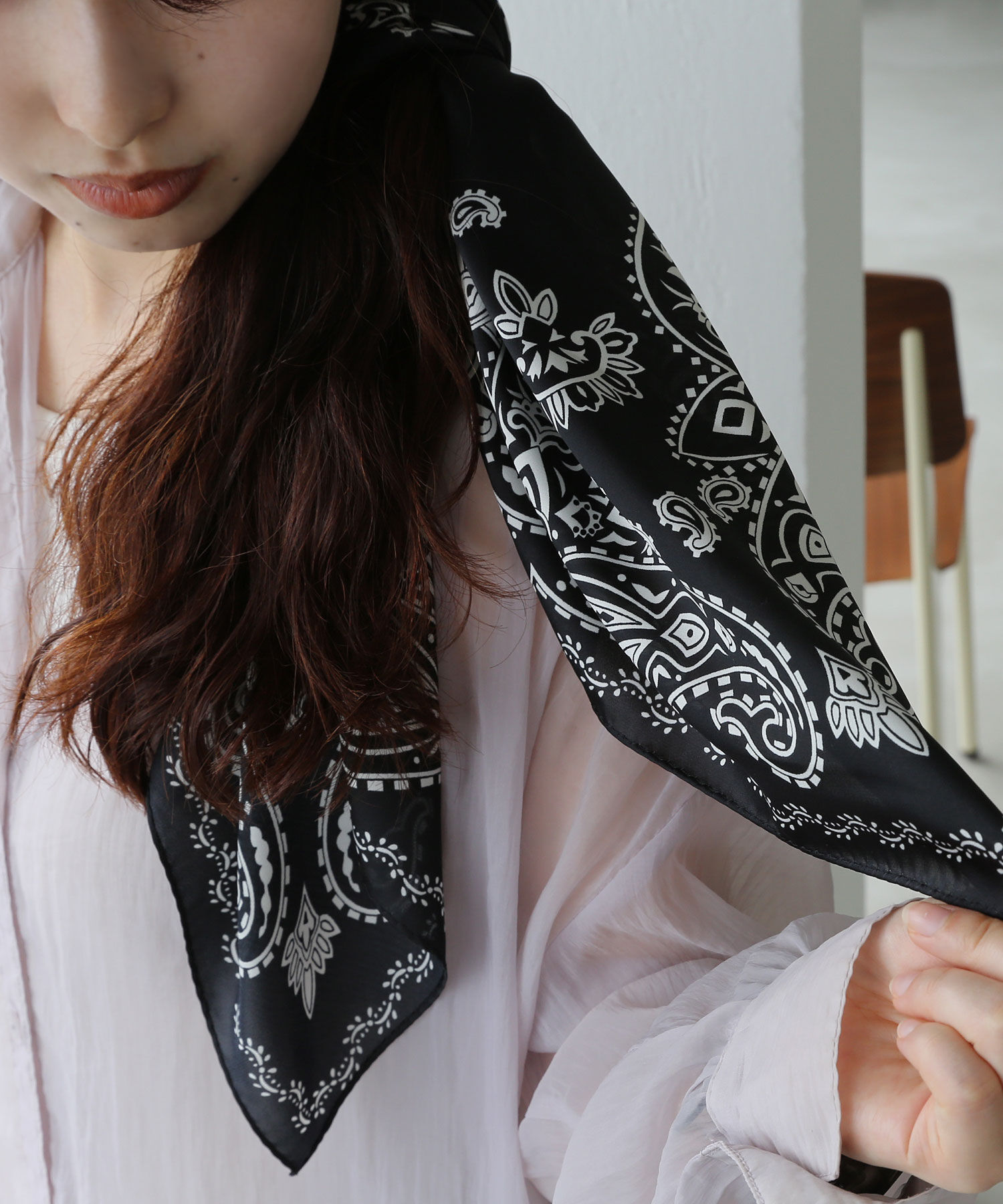 colleca la「モノトーンペイズリー柄スカーフ」|バンダナ・スカーフ|