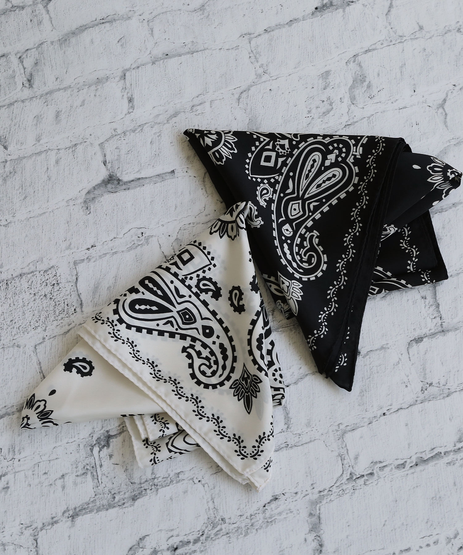 colleca la「モノトーンペイズリー柄スカーフ」|バンダナ・スカーフ|