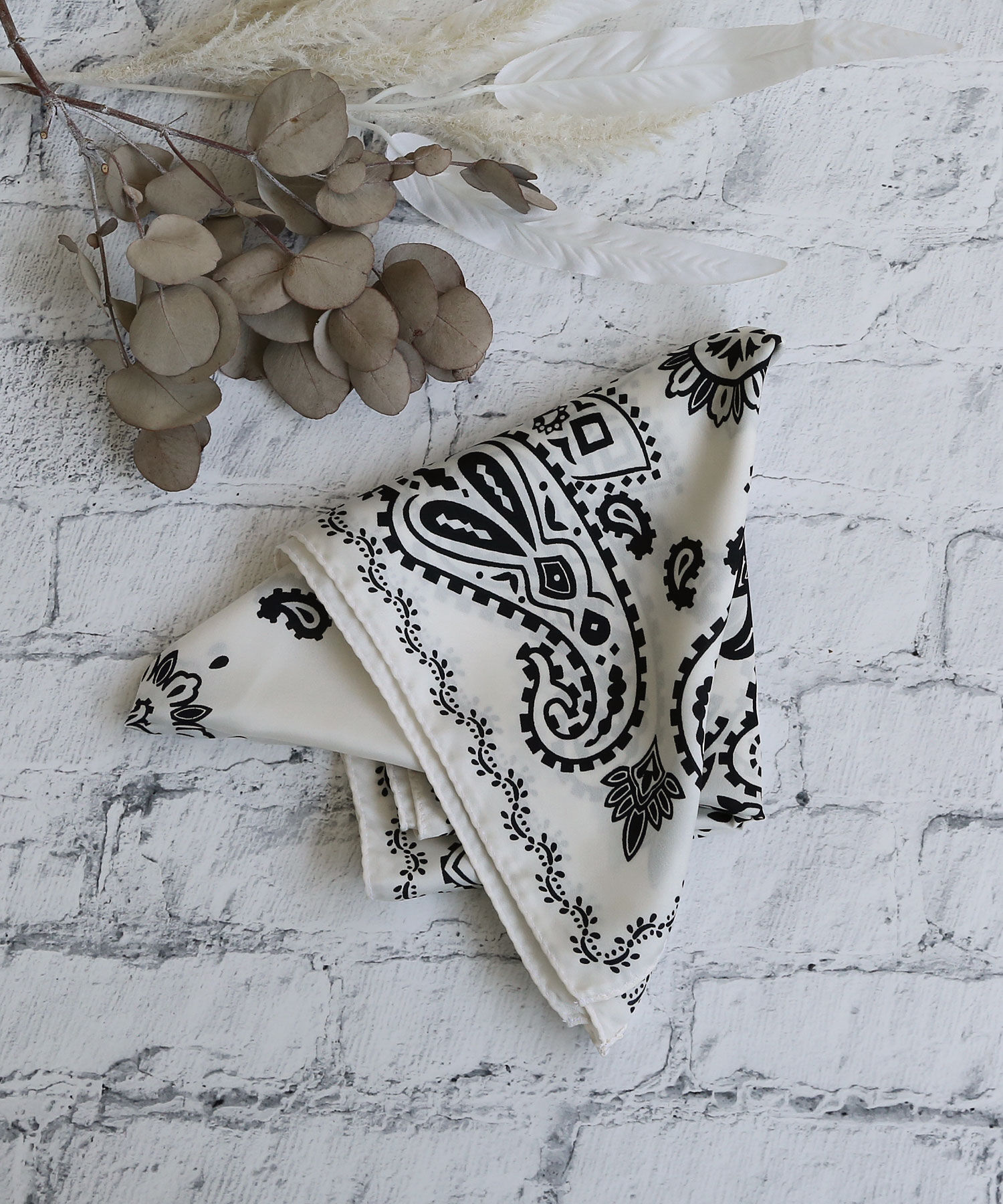 colleca la「モノトーンペイズリー柄スカーフ」|バンダナ・スカーフ|ホワイト