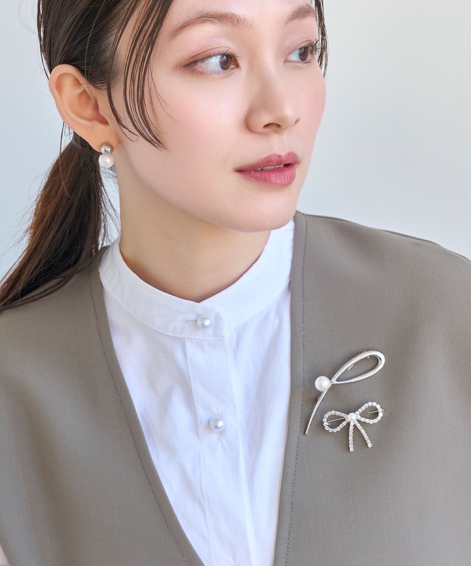 Phoebe「スタイリッシュクロスカーブパールブローチ　シルバー」|ブローチ・コサージュ|