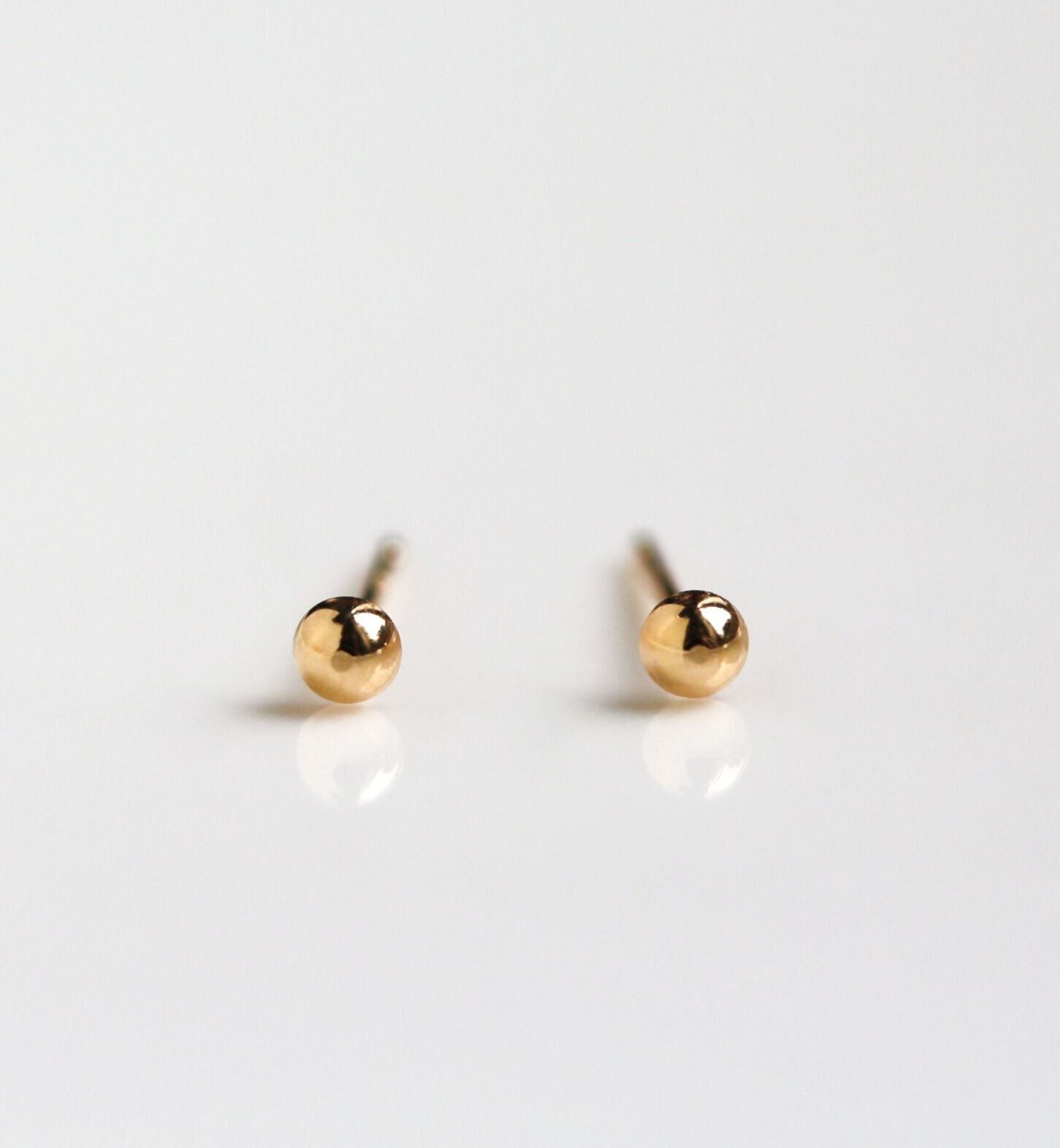  「ゴールド ハーフボール ピアス | K18」|ピアス|