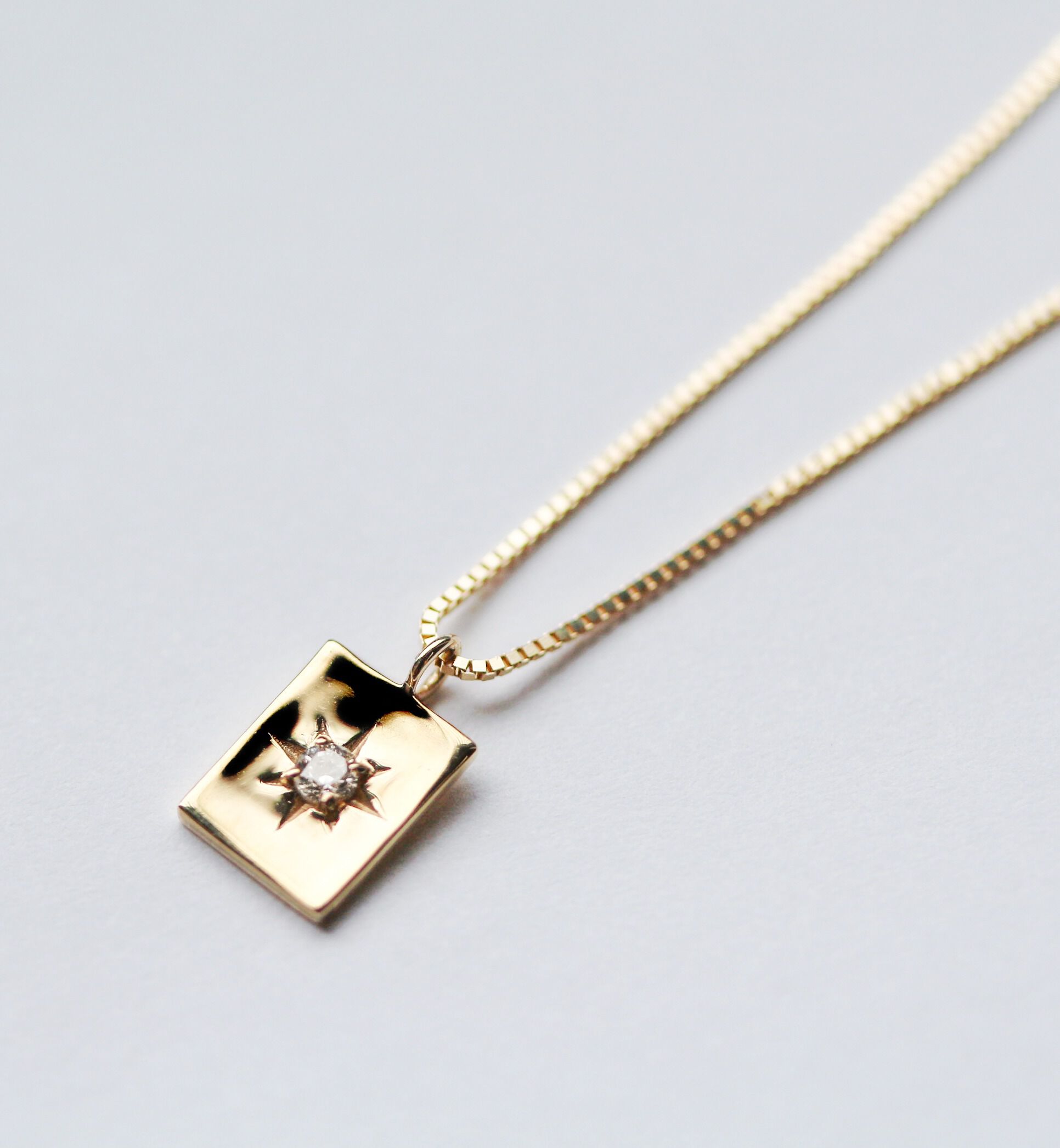  「ダイヤモンド 0.025ct スクエア プレート ネックレス | K10YG」|ネックレス|