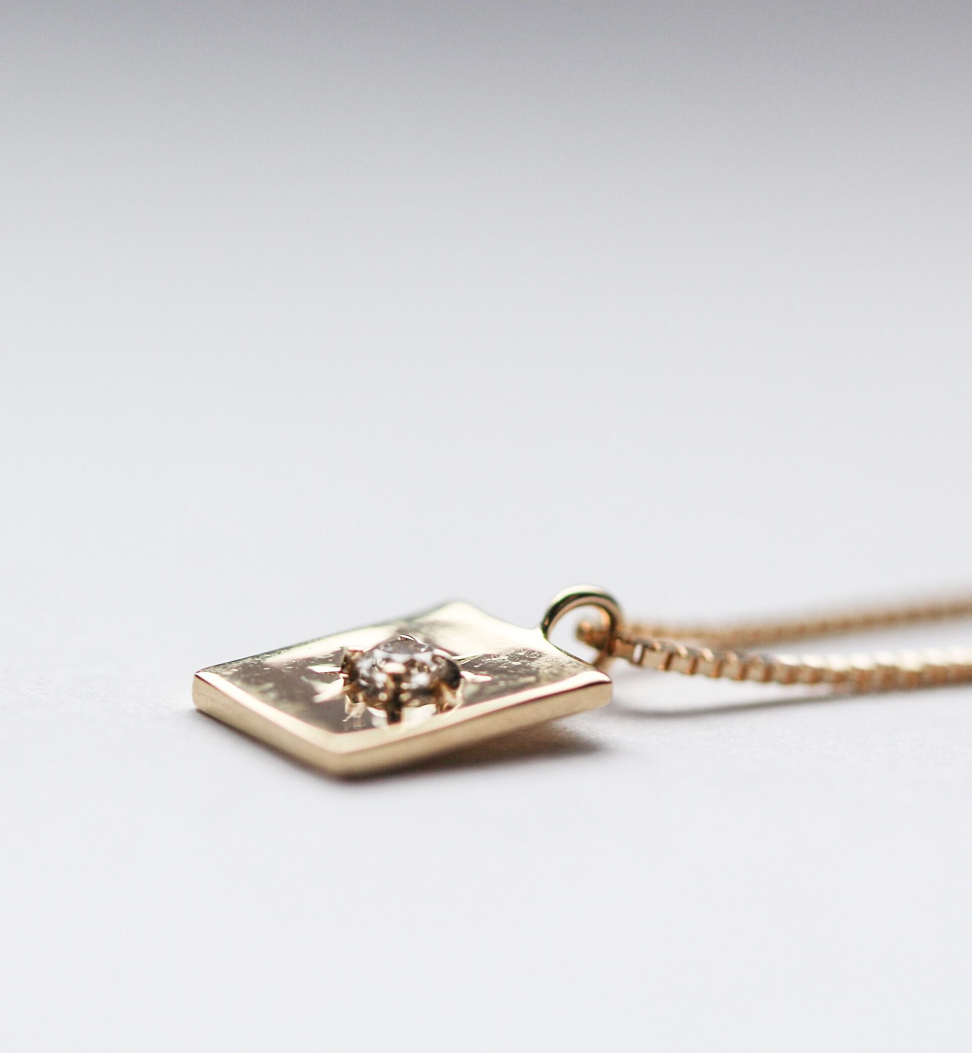  「ダイヤモンド 0.025ct スクエア プレート ネックレス | K10YG」|ネックレス|