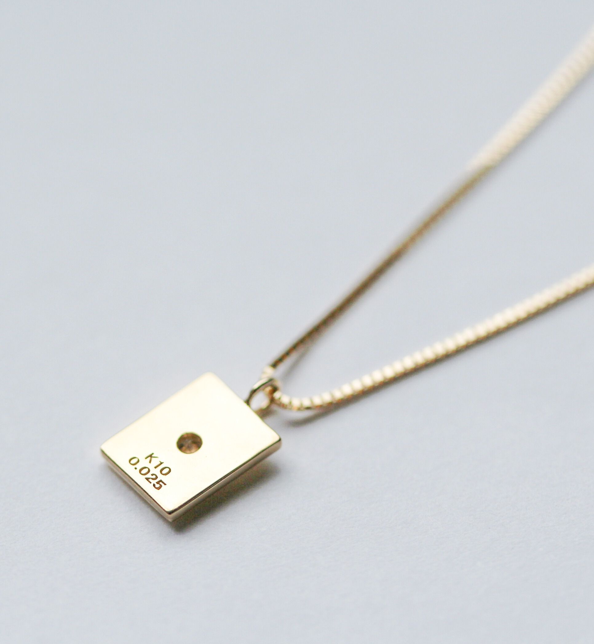  「ダイヤモンド 0.025ct スクエア プレート ネックレス | K10YG」|ネックレス|