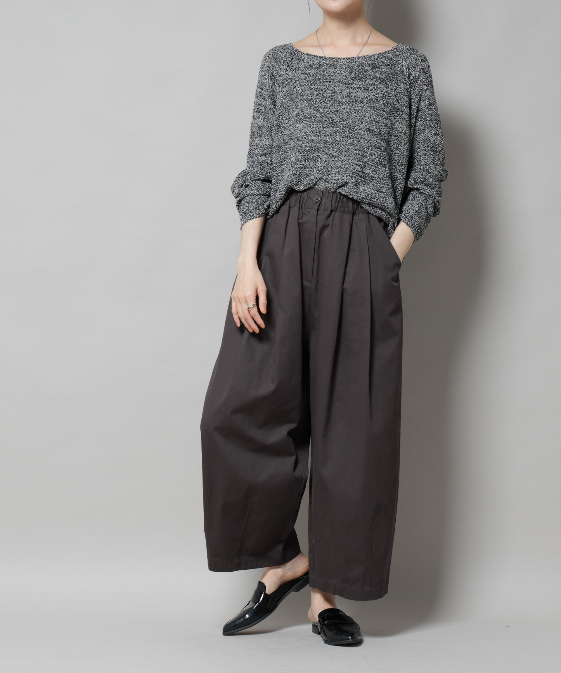 nano･universe「タックコクーンチノパンツ」|チノ|チャコール3