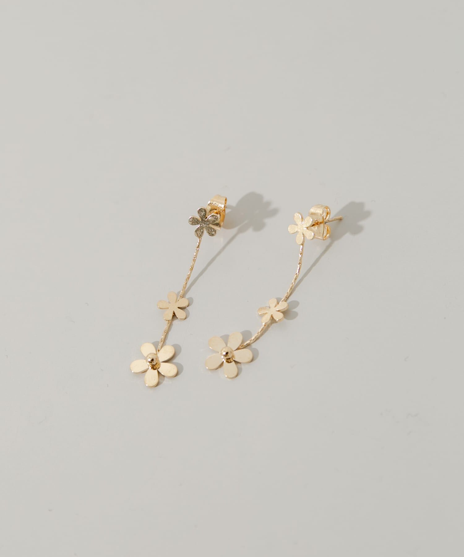 SMELLY「ミニフラワースウィングピアス」|ピアス|