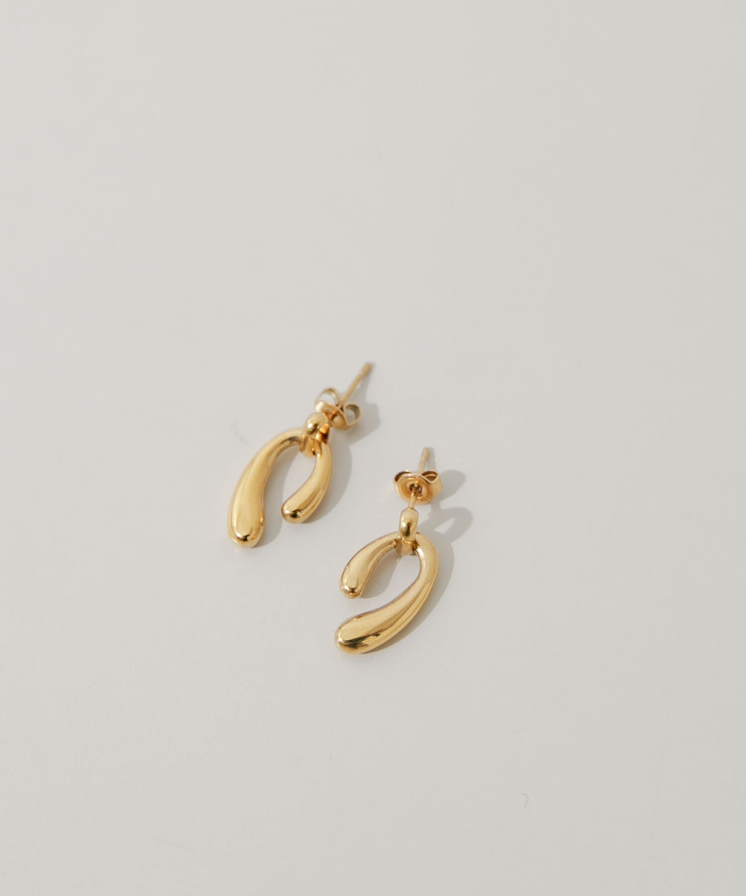 SMELLY「ステンレスプランプUラインピアス」|ピアス|ゴールド