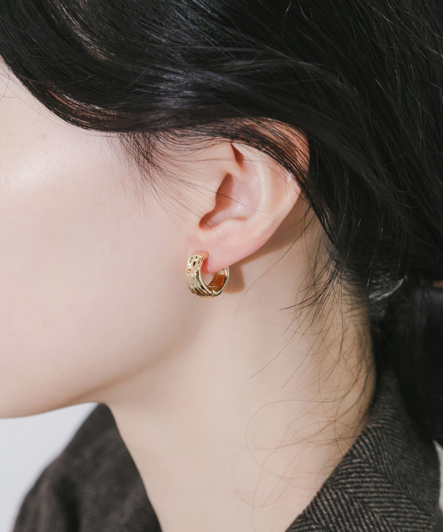 SMELLY「ニュアンスラインワンタッチフープイヤリング」|イヤリング|