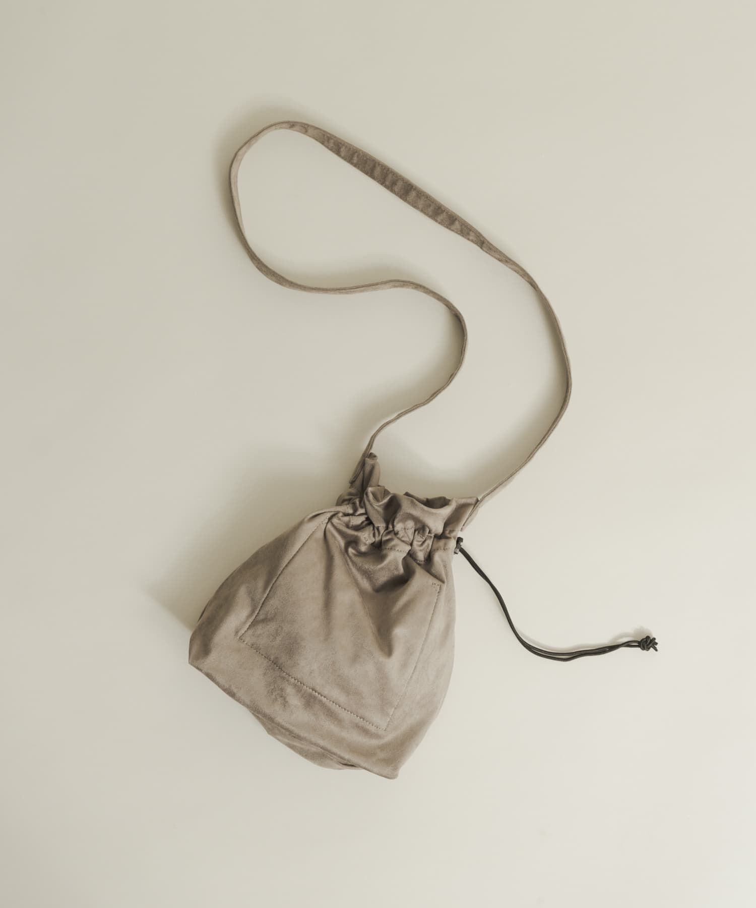 SENSE OF PLACE by URBAN RESEARCH「フェイクスエードキンチャクショルダー」|ショルダー・メッセンジャー|チャコールグレー