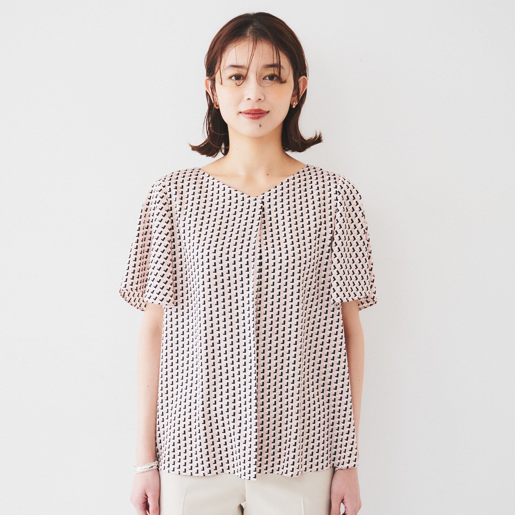 UNTITLED「【通勤/二の腕カバー】ジオメトリック柄 Vネックブラウス」|シャツ・ブラウス|
