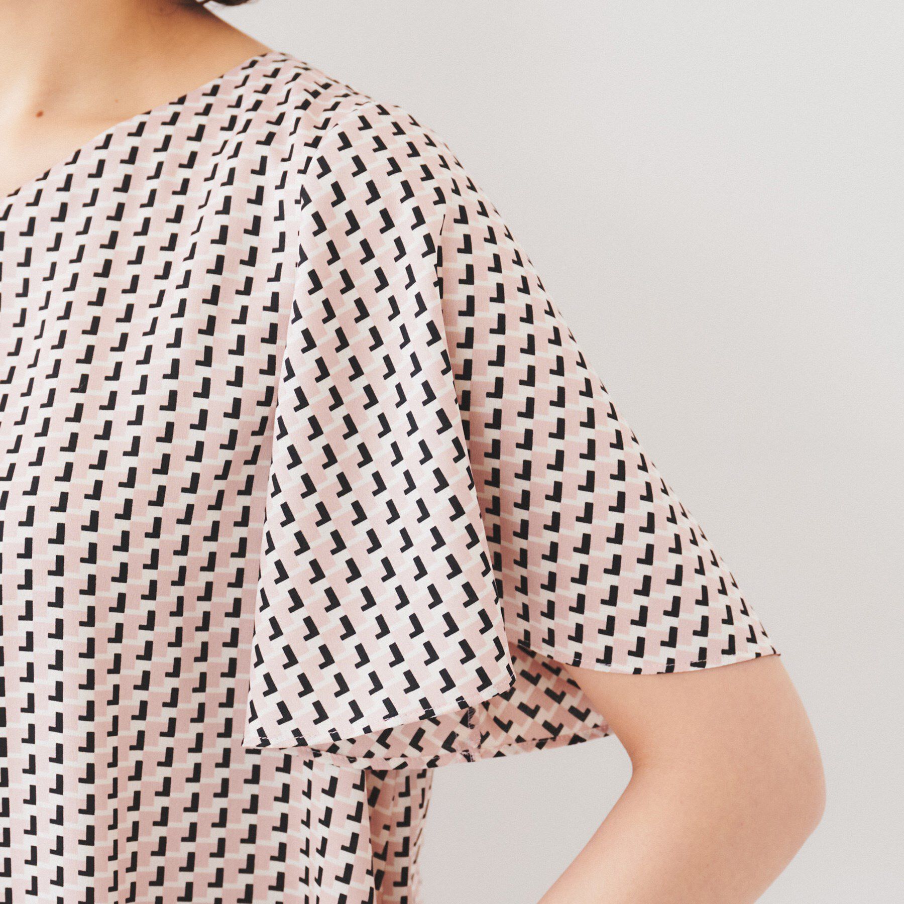 UNTITLED「【通勤/二の腕カバー】ジオメトリック柄 Vネックブラウス」|シャツ・ブラウス|