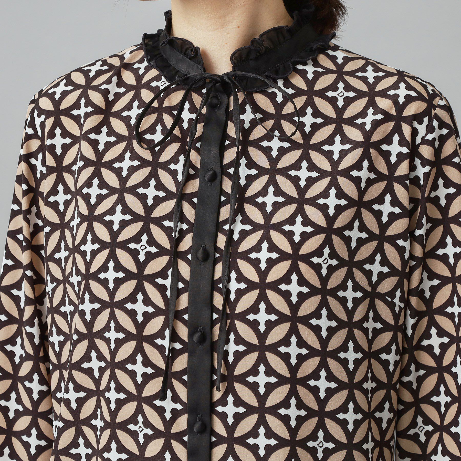 DRESSTERIOR「【モデル美香&times;DRESSTERIOR】コラボレーション オーバーラップサークルブラウス」|シャツ・ブラウス|