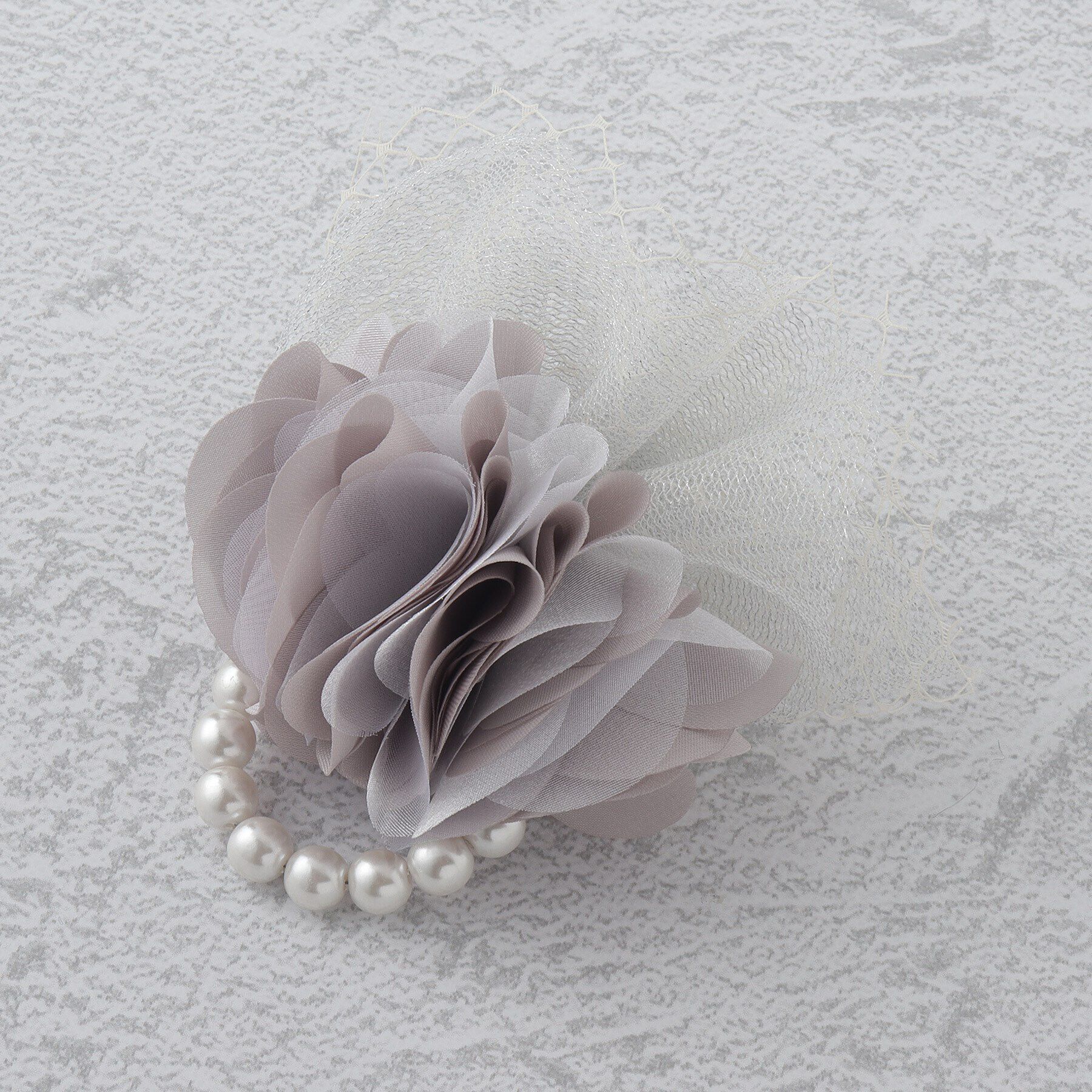 grove「【セレモニー】フラワーシフォンパール調コサージュ」|ブローチ・コサージュ|ライトグレー(011