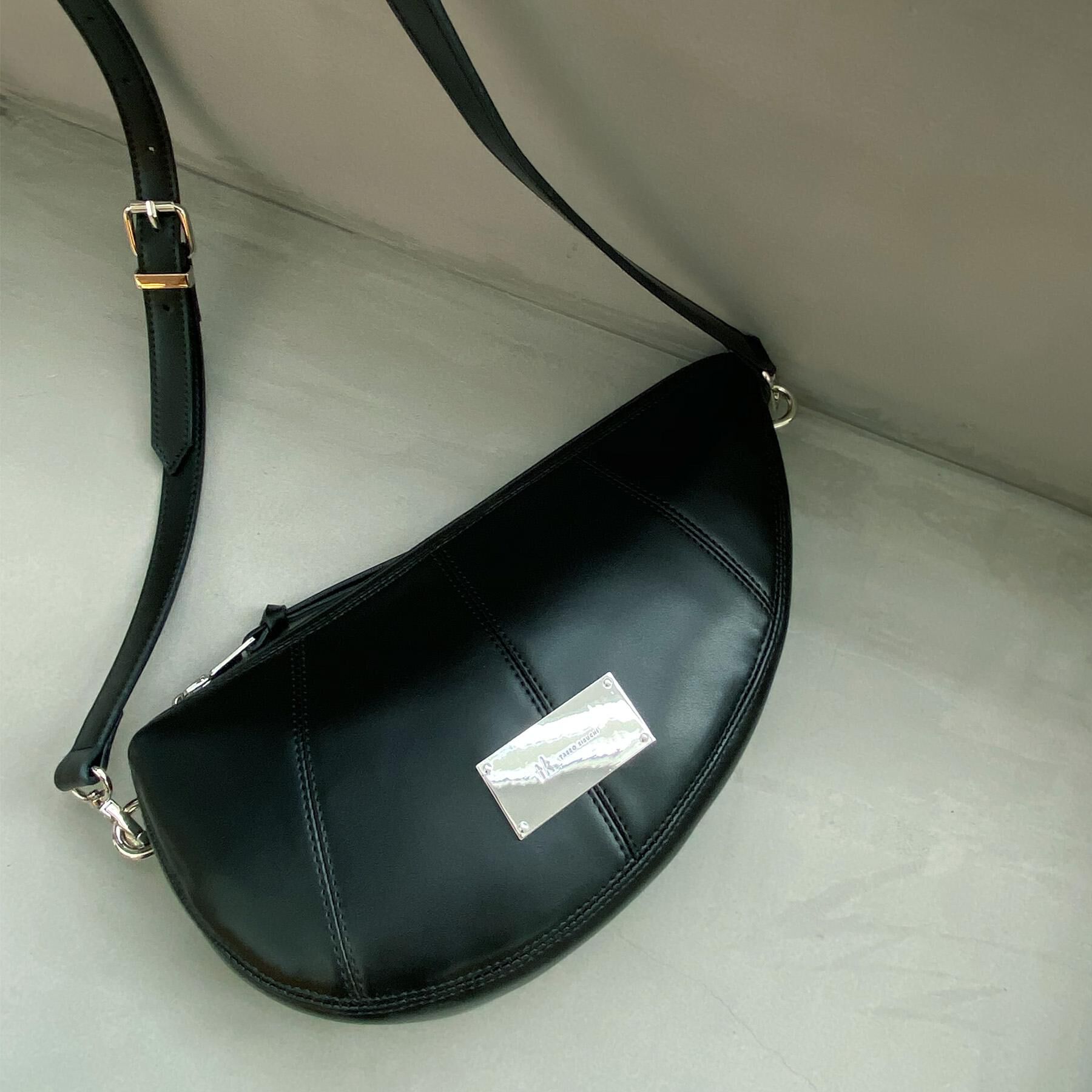 tk.TAKEO KIKUCHI「アシンメトリーハーフムーンショルダーバッグ」|ショルダー・メッセンジャー|