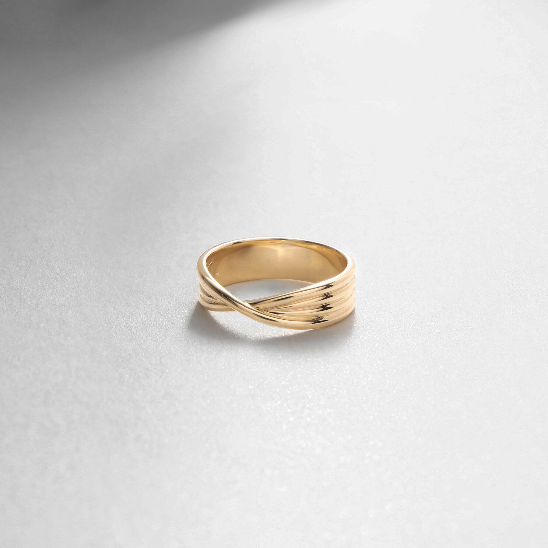 COCOSHNIK「K10ストライプパターンクロス リング」|リング|イエローゴールド(1