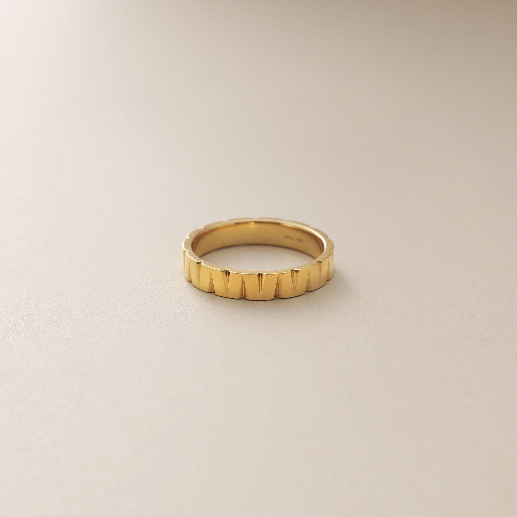 COCOSHNIK「K18トライアングルカービング リング」|リング|