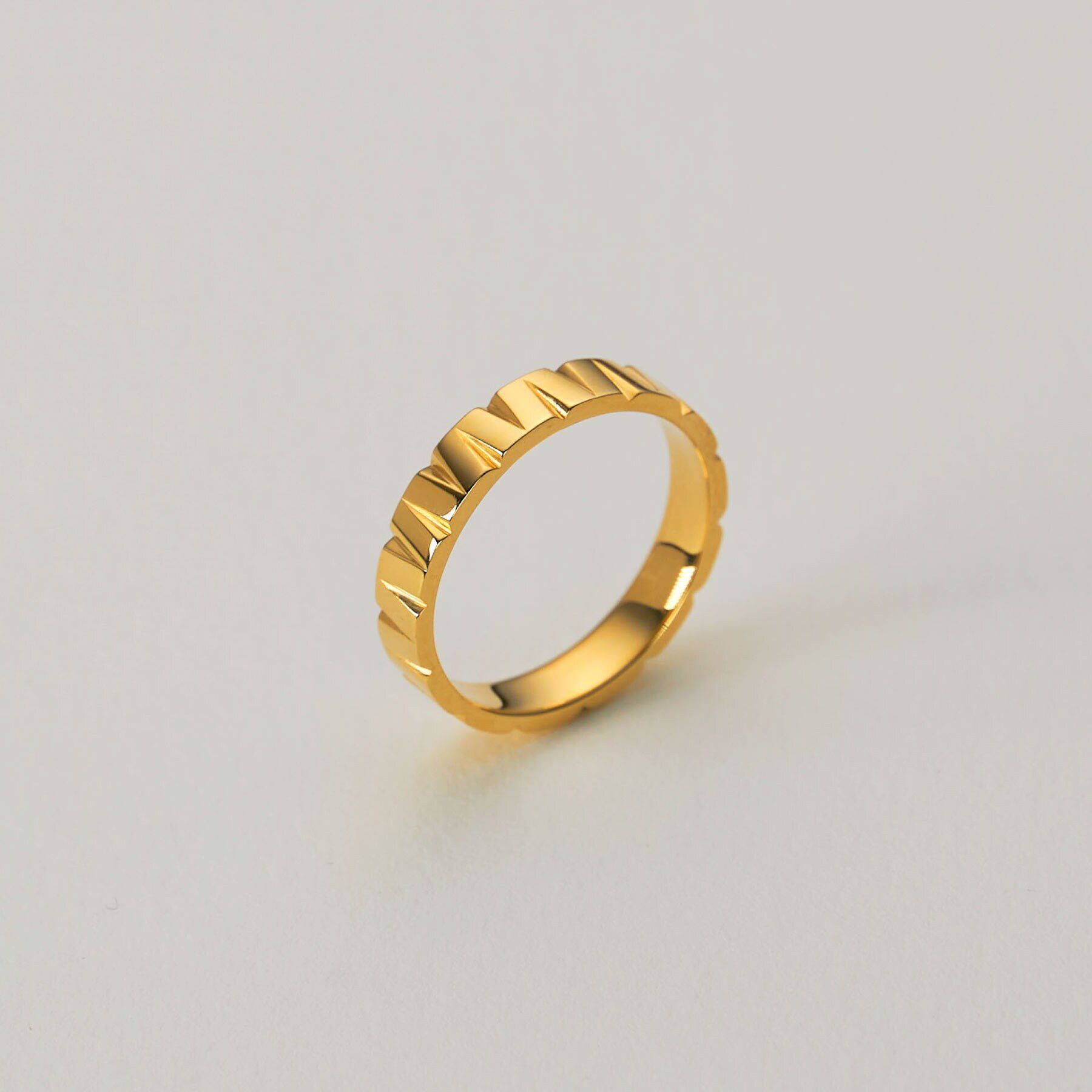 COCOSHNIK「K18トライアングルカービング リング」|リング|