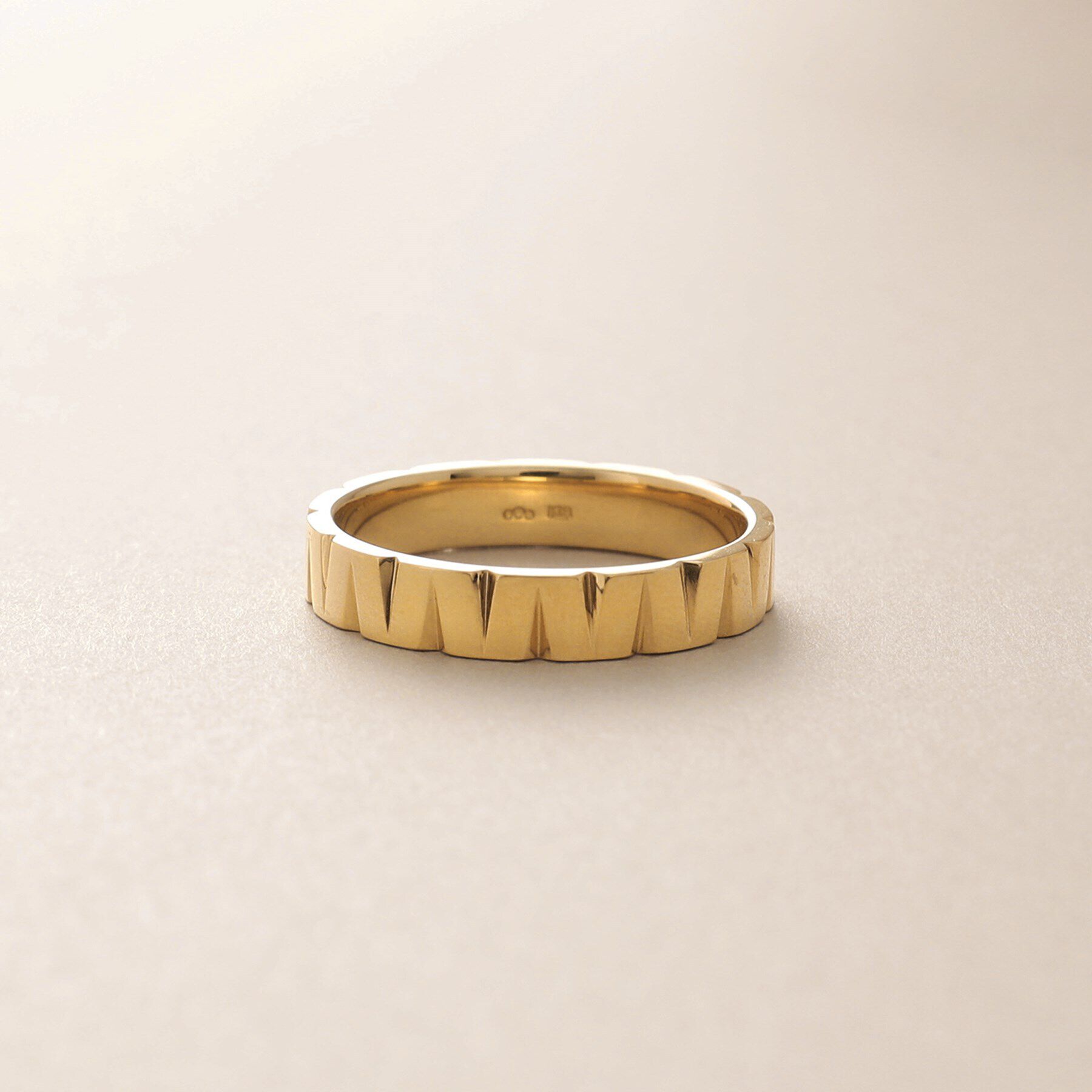 COCOSHNIK「K18トライアングルカービング リング」|リング|