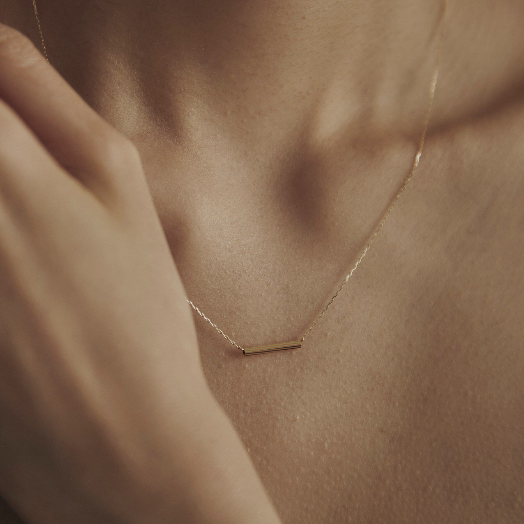 COCOSHNIK「K18カッティングバー ネックレス」|ネックレス|