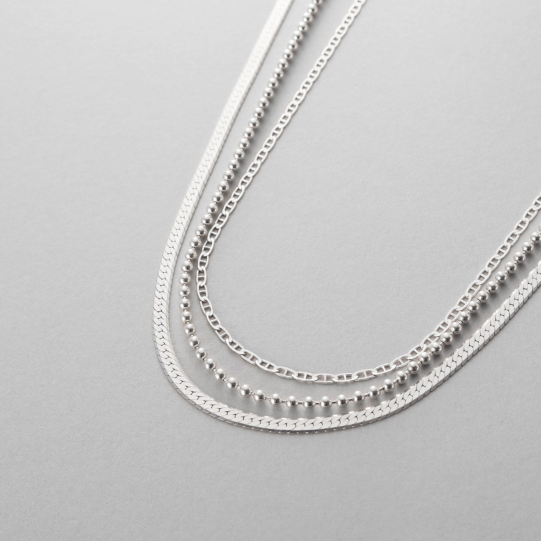 COCOSHNIK ONKITSCH「シルバー コンビネーションチェーン フラットスネーク マリン ボールネックレス」|ネックレス|