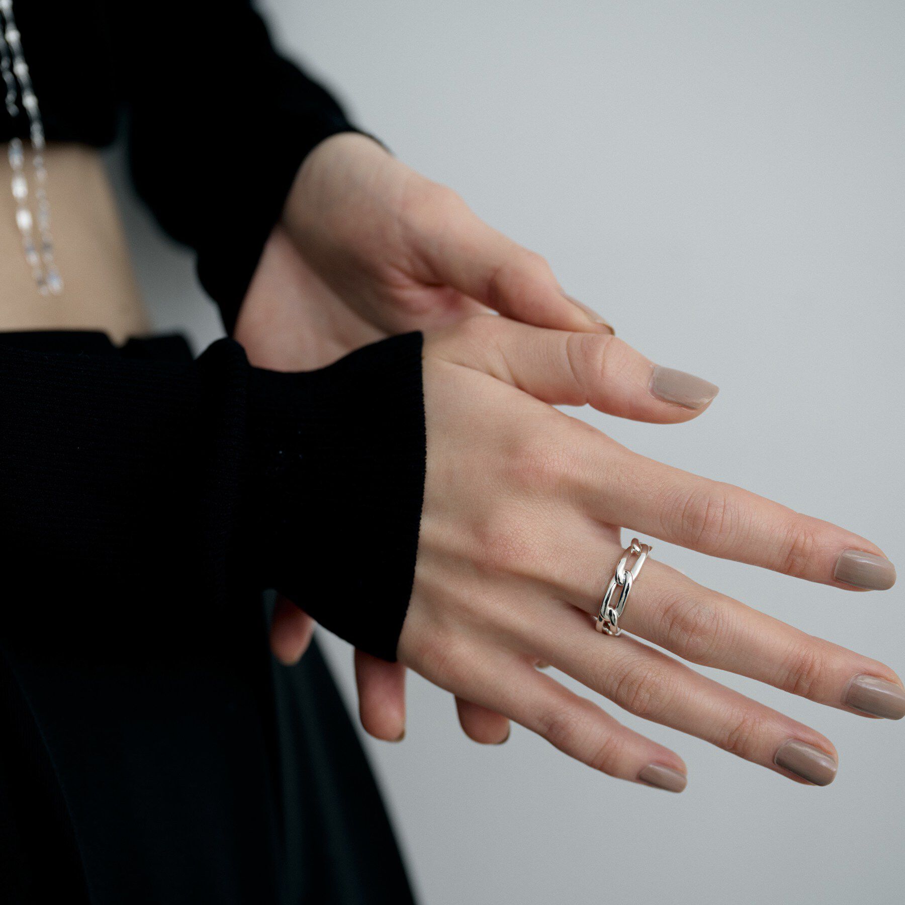 COCOSHNIK ONKITSCH「シルバー ロングカーブチェーンモチーフリング（16号、18号）」|リング|