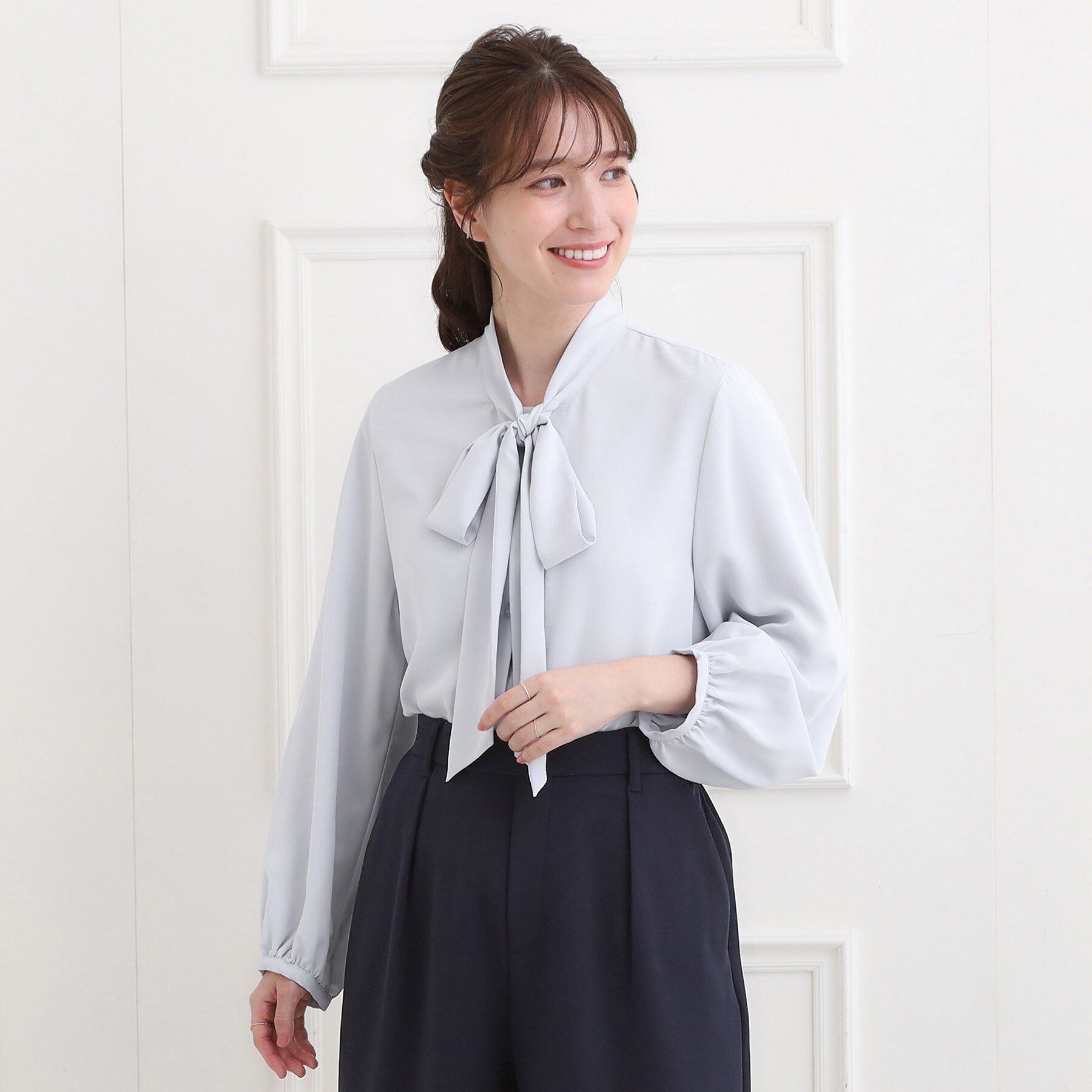 SHOO･LA･RUE「【洗濯機可/S-3L】やわらかなリボンボウタイが魅力　大人の華やかブラウス」|シャツ・ブラウス|
