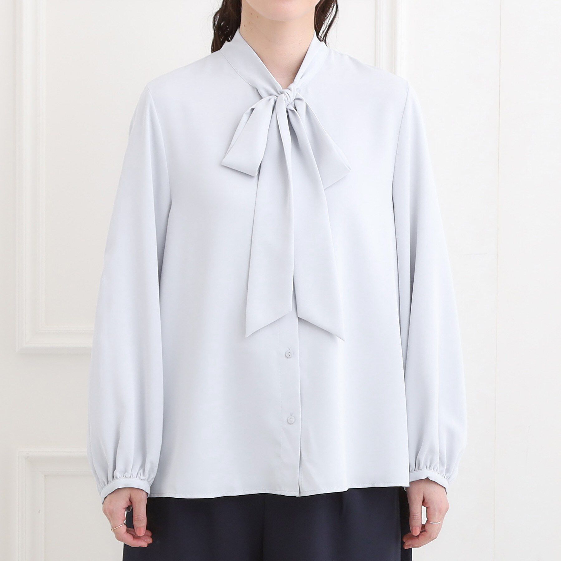 SHOO･LA･RUE「【洗濯機可/S-3L】やわらかなリボンボウタイが魅力　大人の華やかブラウス」|シャツ・ブラウス|
