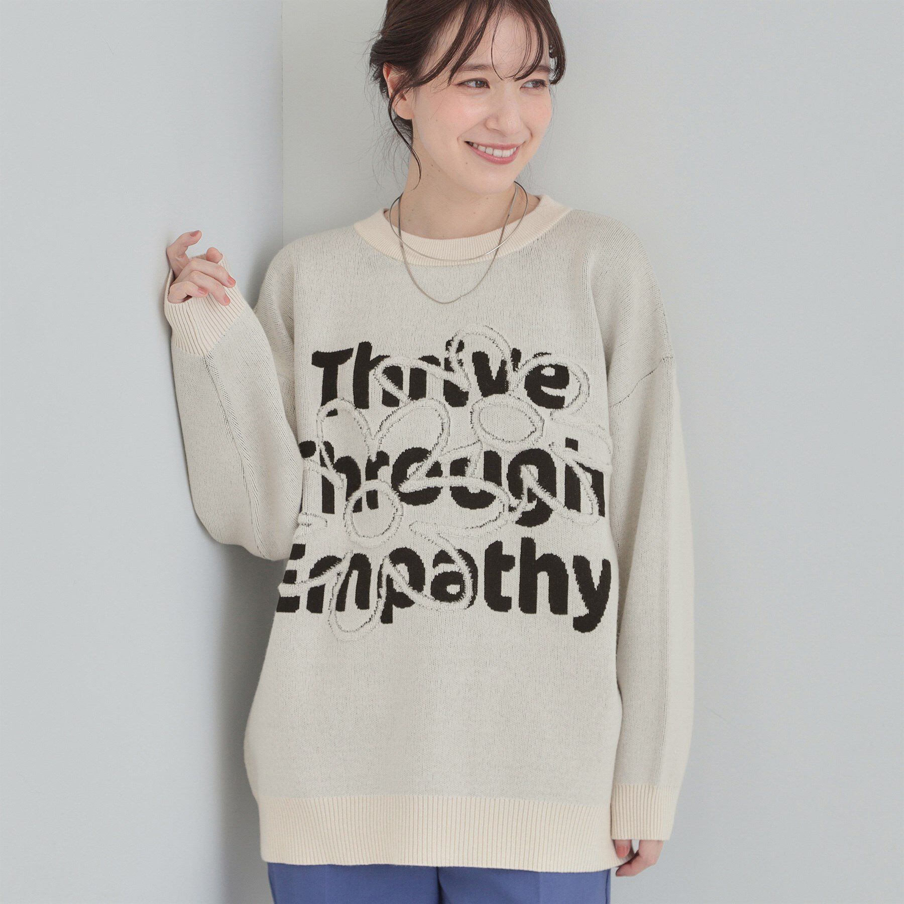 SHOO･LA･RUE「【体型カバー】ちくちくしにくい お花ロゴジャカードスウェットライクニット」|ニット・セーター|オフホワイト(103