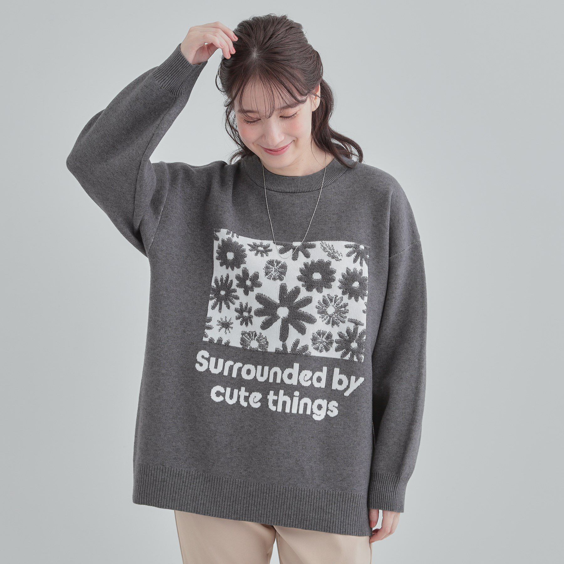 SHOO･LA･RUE「【体型カバー】ちくちくしにくい お花ロゴジャカードスウェットライクニット」|ニット・セーター|