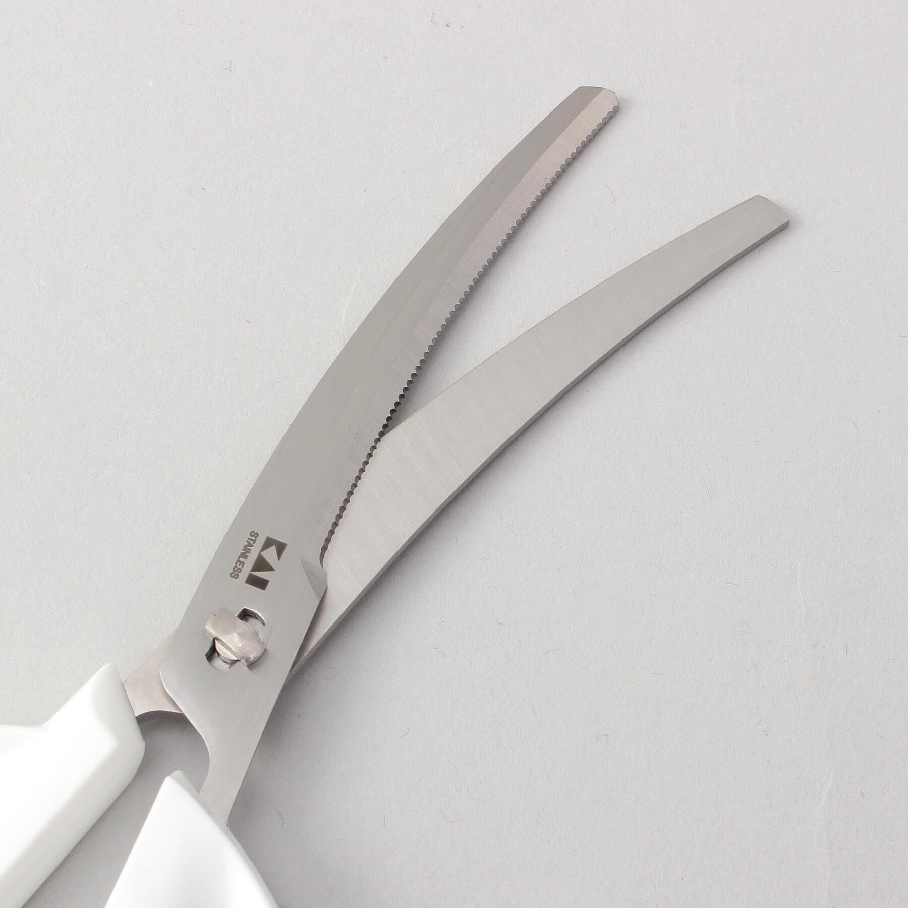 212 KITCHEN STORE「KK カーブキッチンバサミ（キャップ付き）WH」|食器・キッチングッズ|