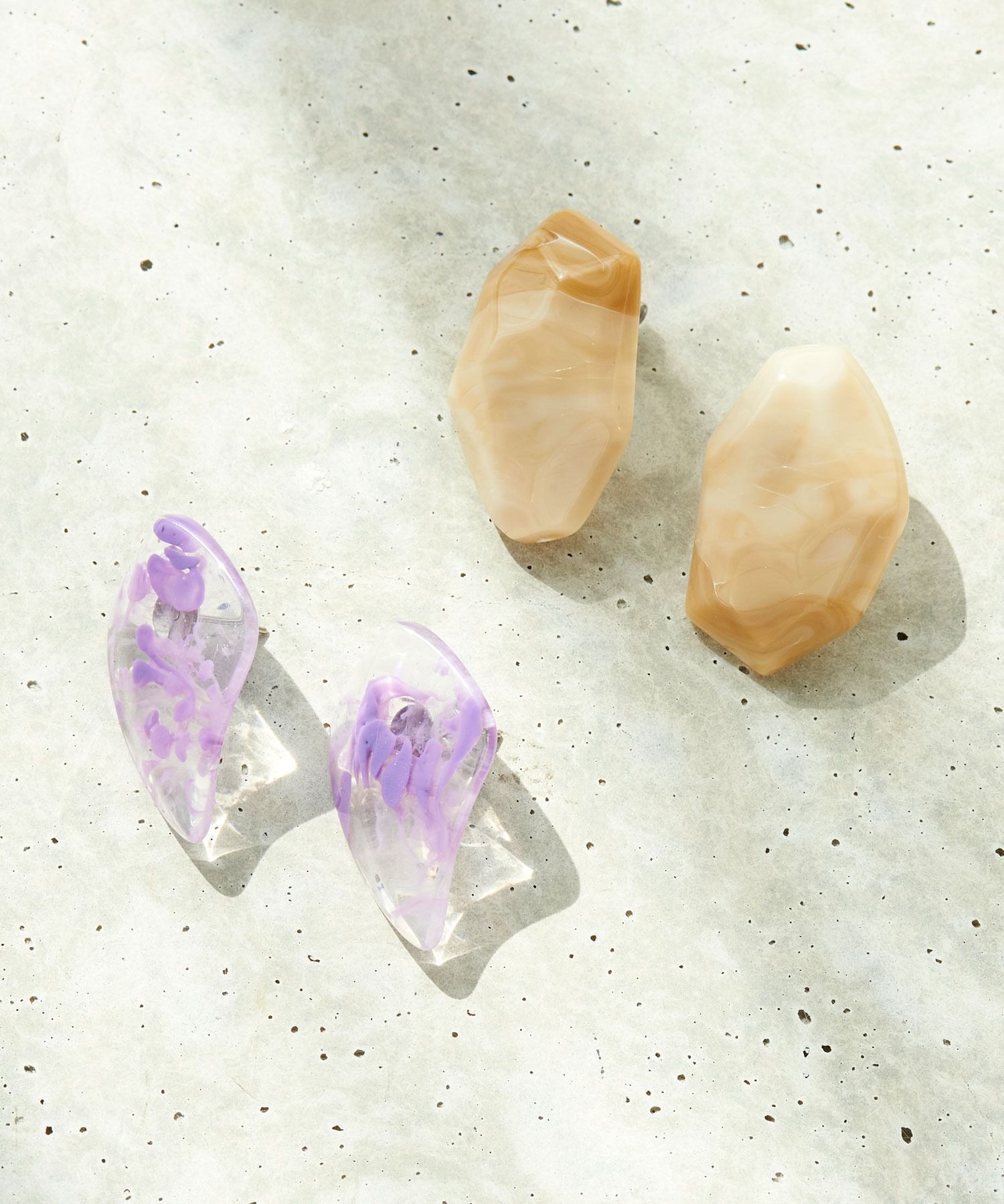 Phoebe+「【sfy】marble stone pairイヤリング　ベージュ&times;パープル」|イヤリング|