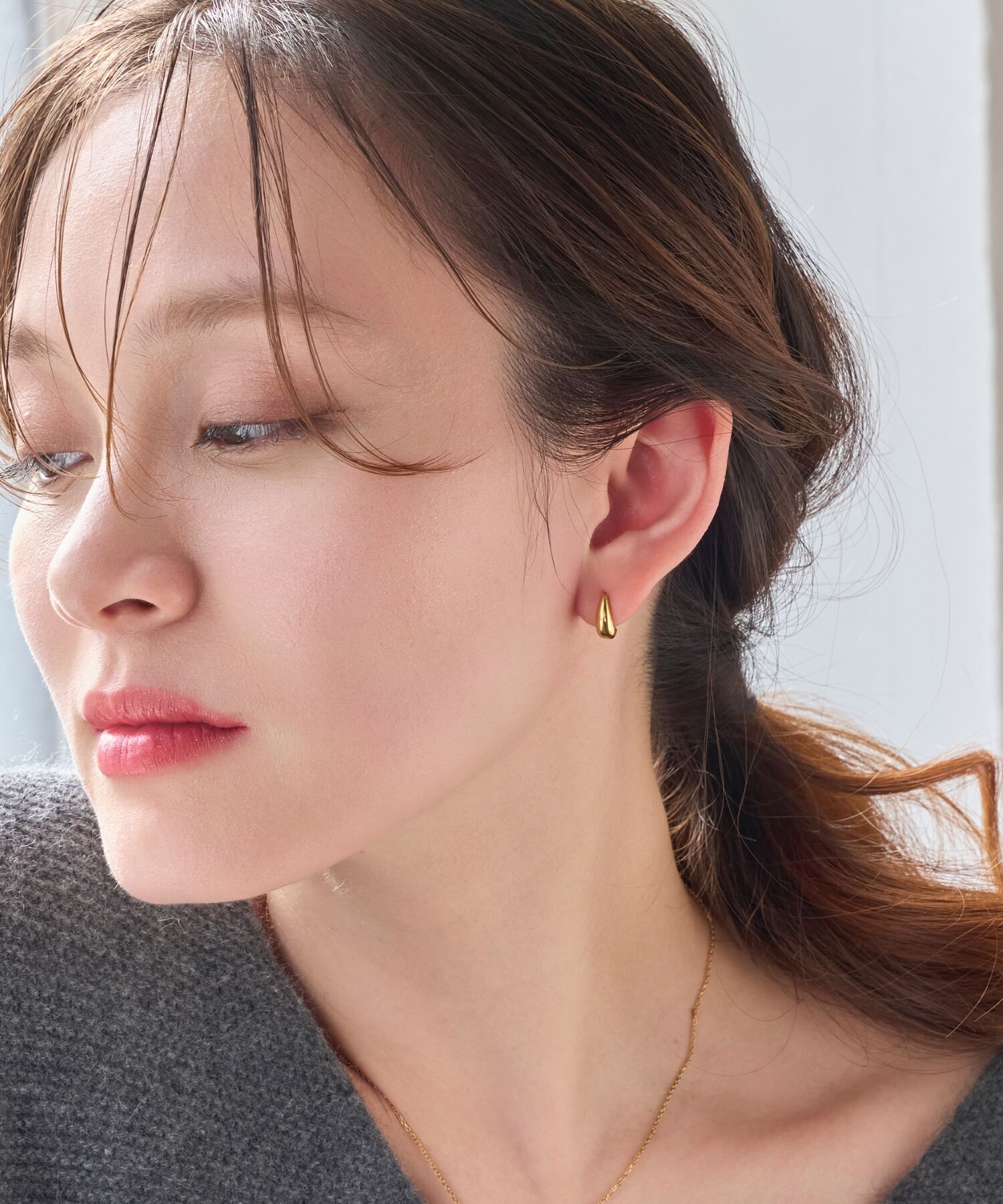 Phoebe「【金属アレルギー対応】ドロップハーフフープミニピアス　ゴールド/サージカルステンレス」|ピアス|