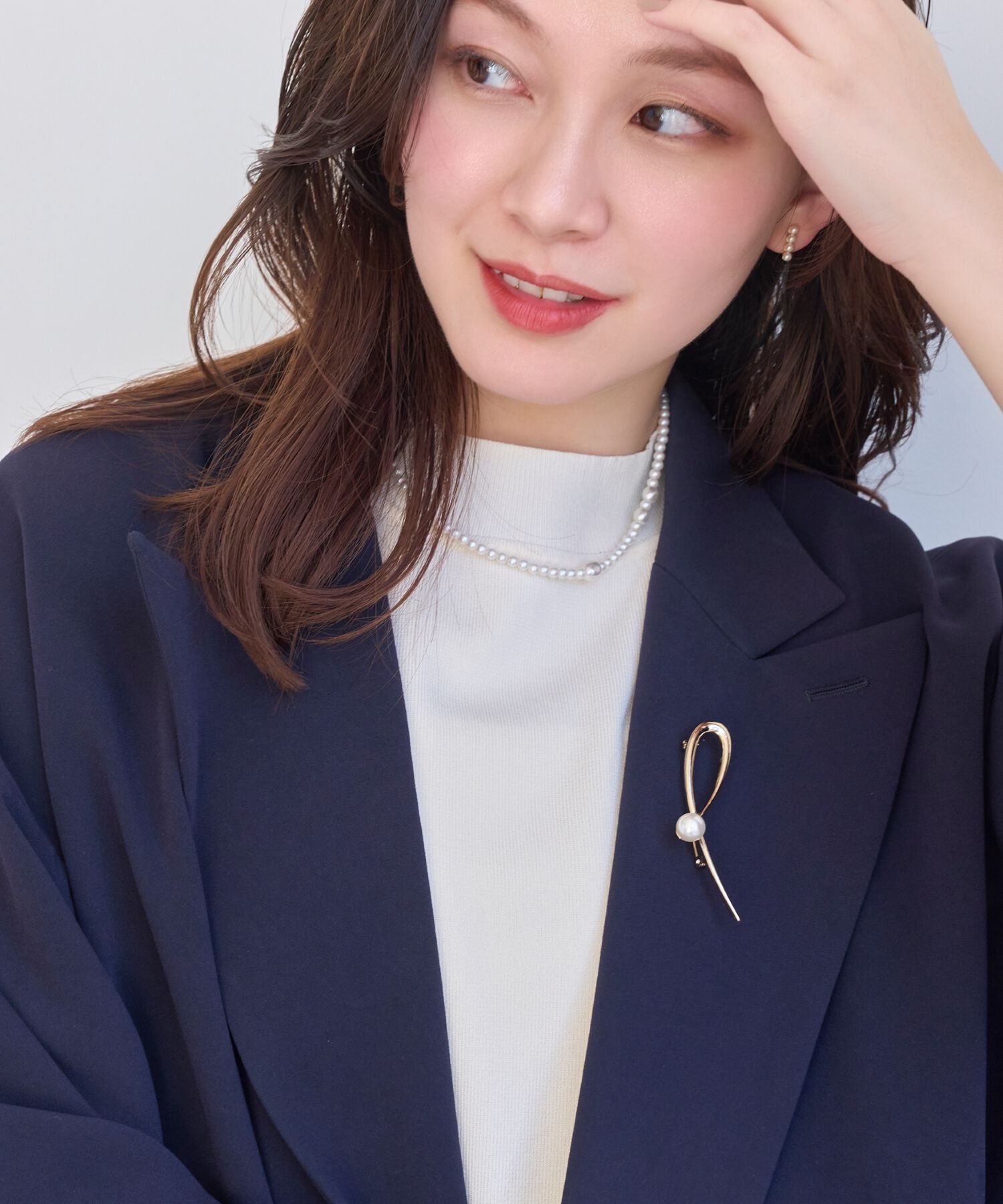 Phoebe「スタイリッシュクロスカーブパールブローチ　ゴールド」|ブローチ・コサージュ|