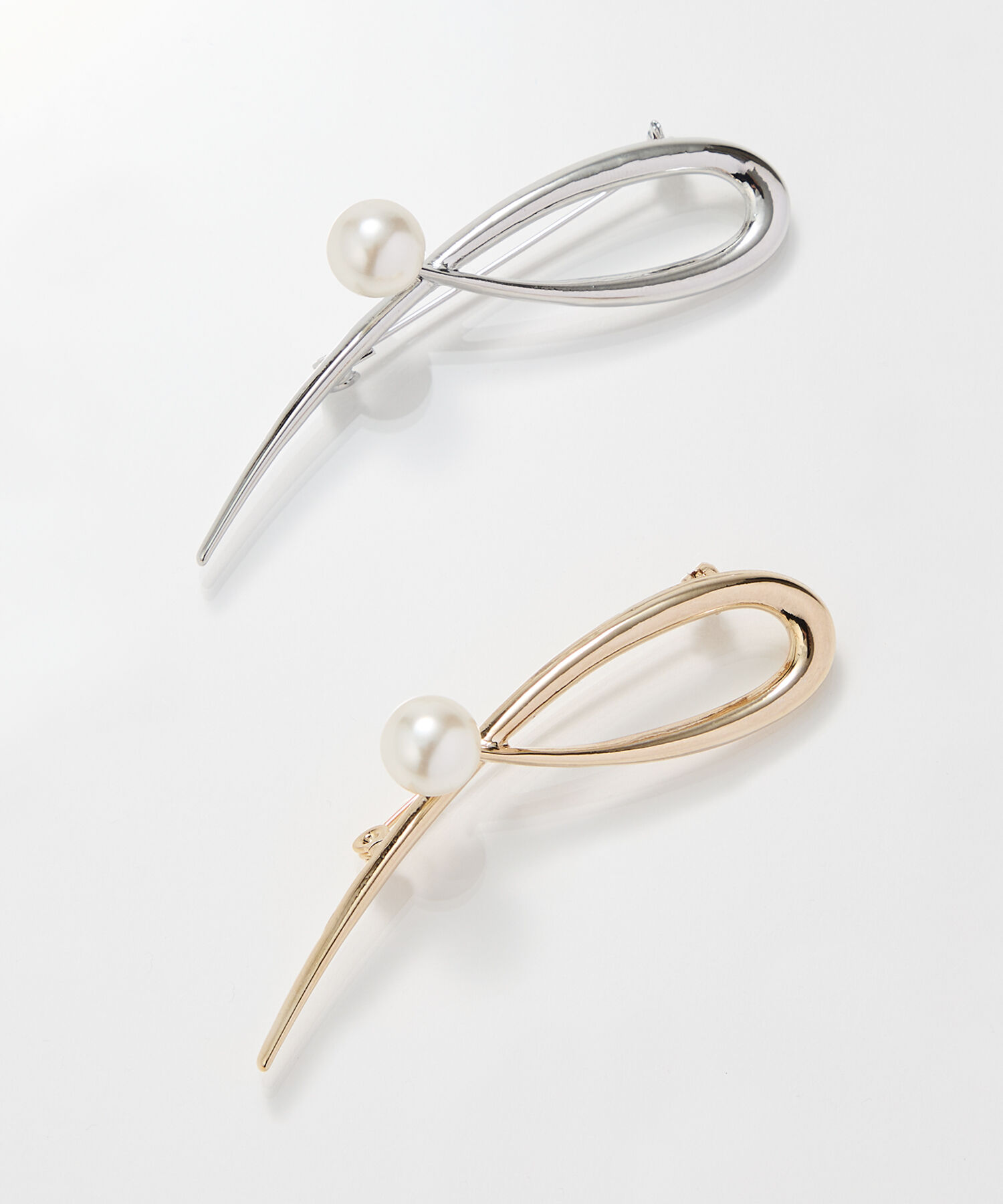 Phoebe「スタイリッシュクロスカーブパールブローチ　ゴールド」|ブローチ・コサージュ|