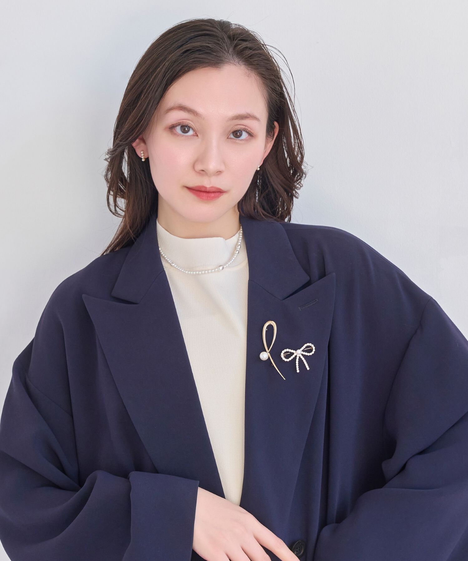 Phoebe「スタイリッシュクロスカーブパールブローチ　ゴールド」|ブローチ・コサージュ|