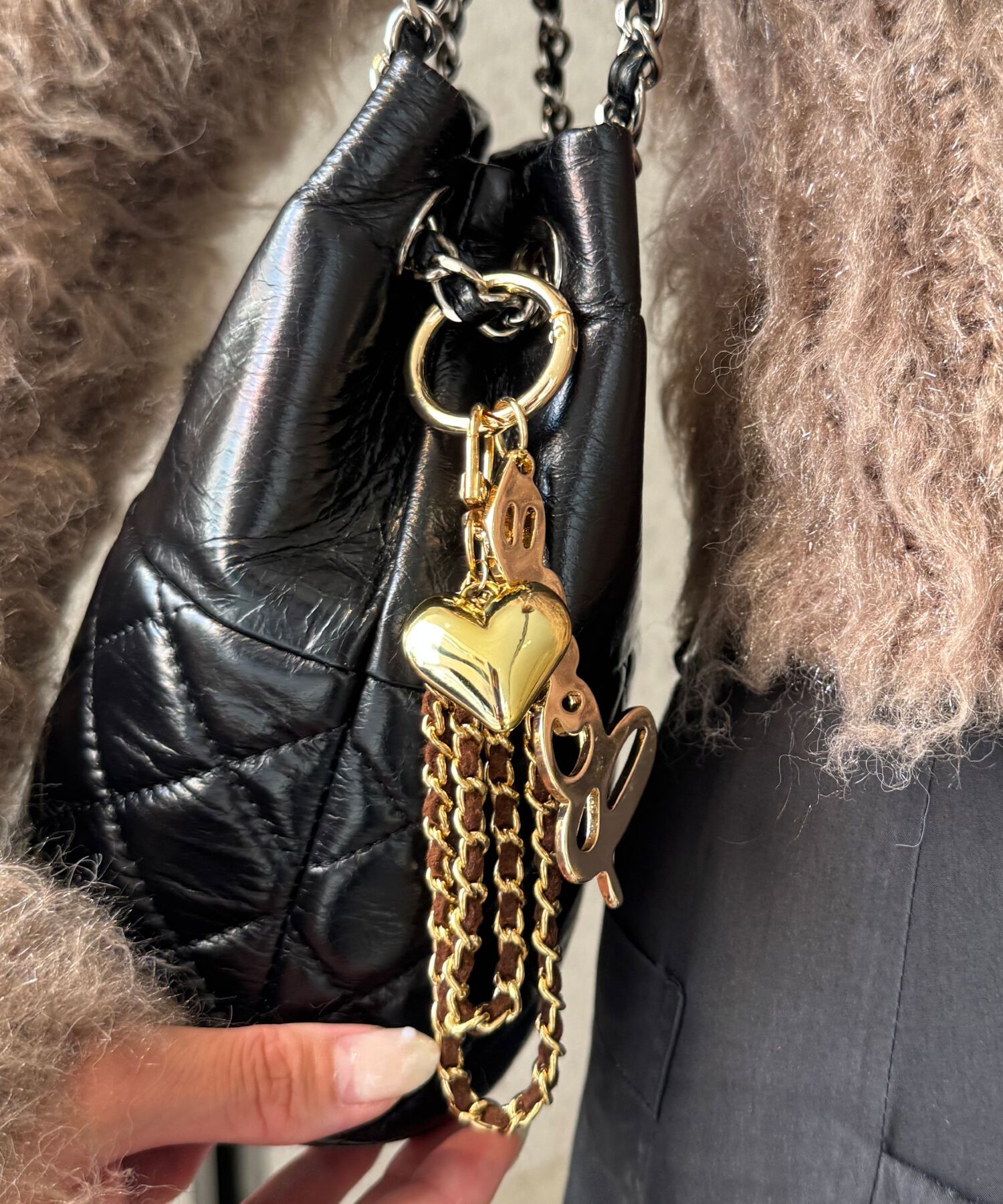 Phoebe「スウェードチェーンハートバッグチャーム　ブラウン　ゴールド」|チャーム・キーホルダー|