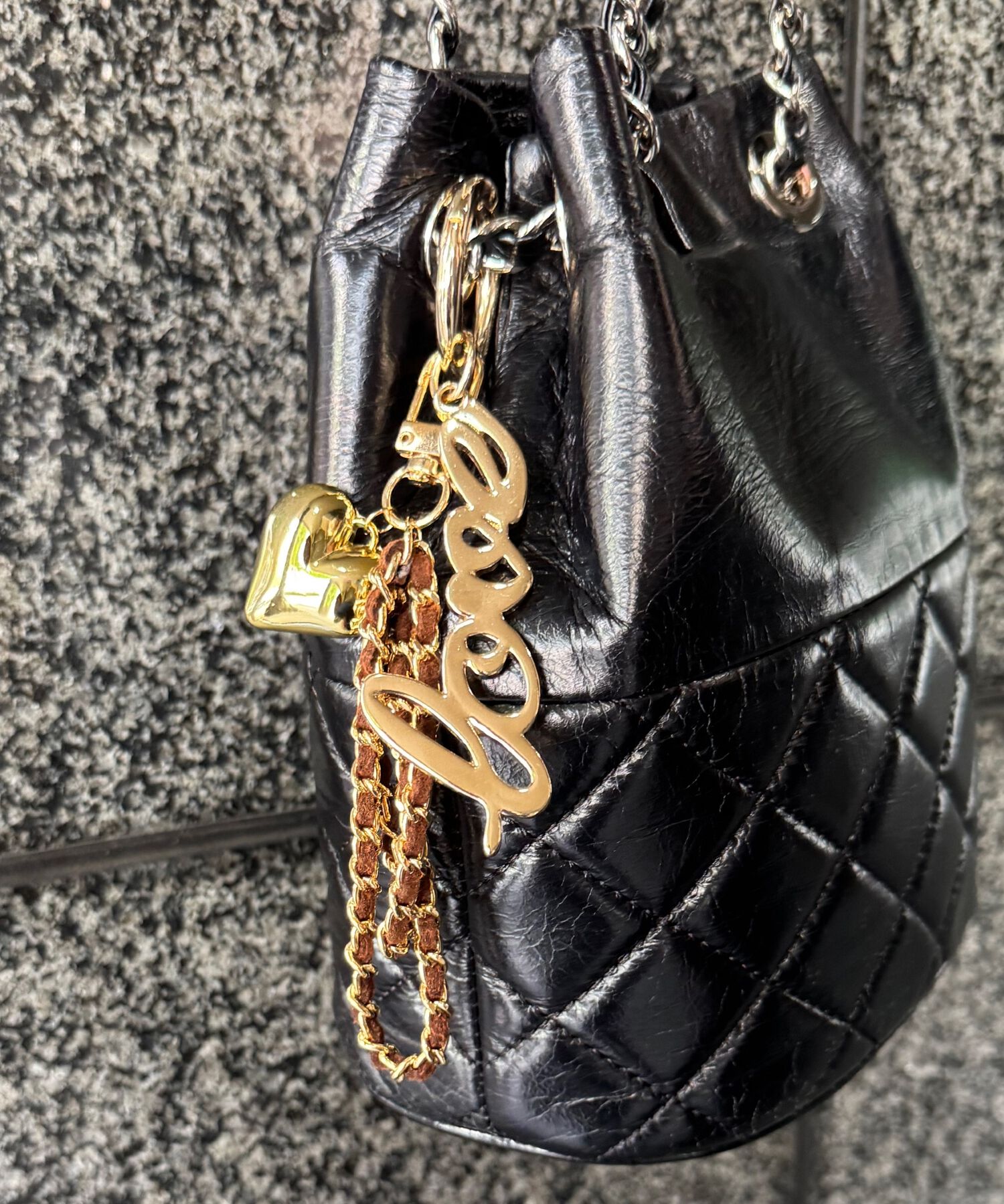 Phoebe「スウェードチェーンハートバッグチャーム　ブラウン　ゴールド」|チャーム・キーホルダー|