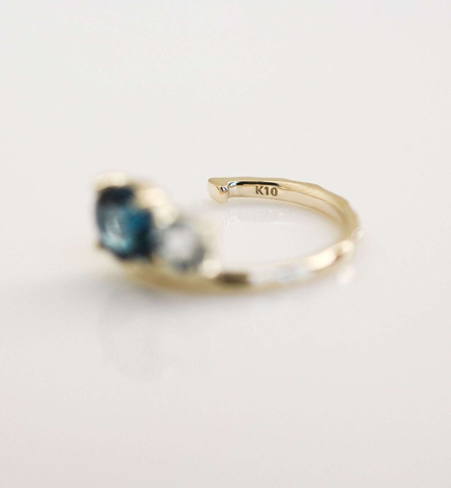  「カラーストーン シリウス イヤーカフ | K10YG 【片耳用】〈ブルー〉」|イヤーカフ|