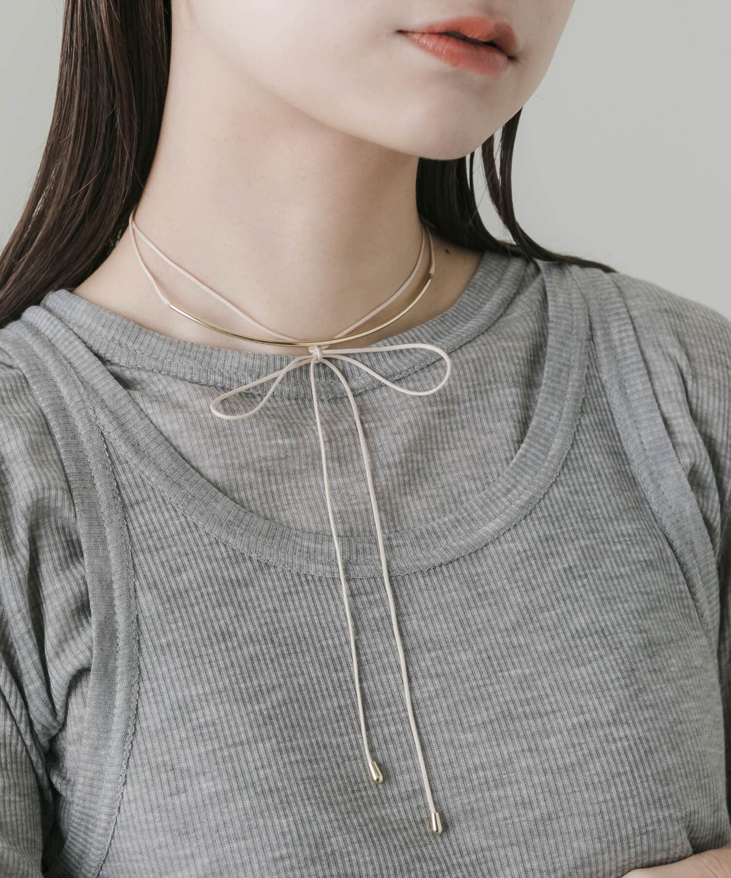 SMELLY「メタルカーブチョーカーネックレス」|ネックレス|ベージュ