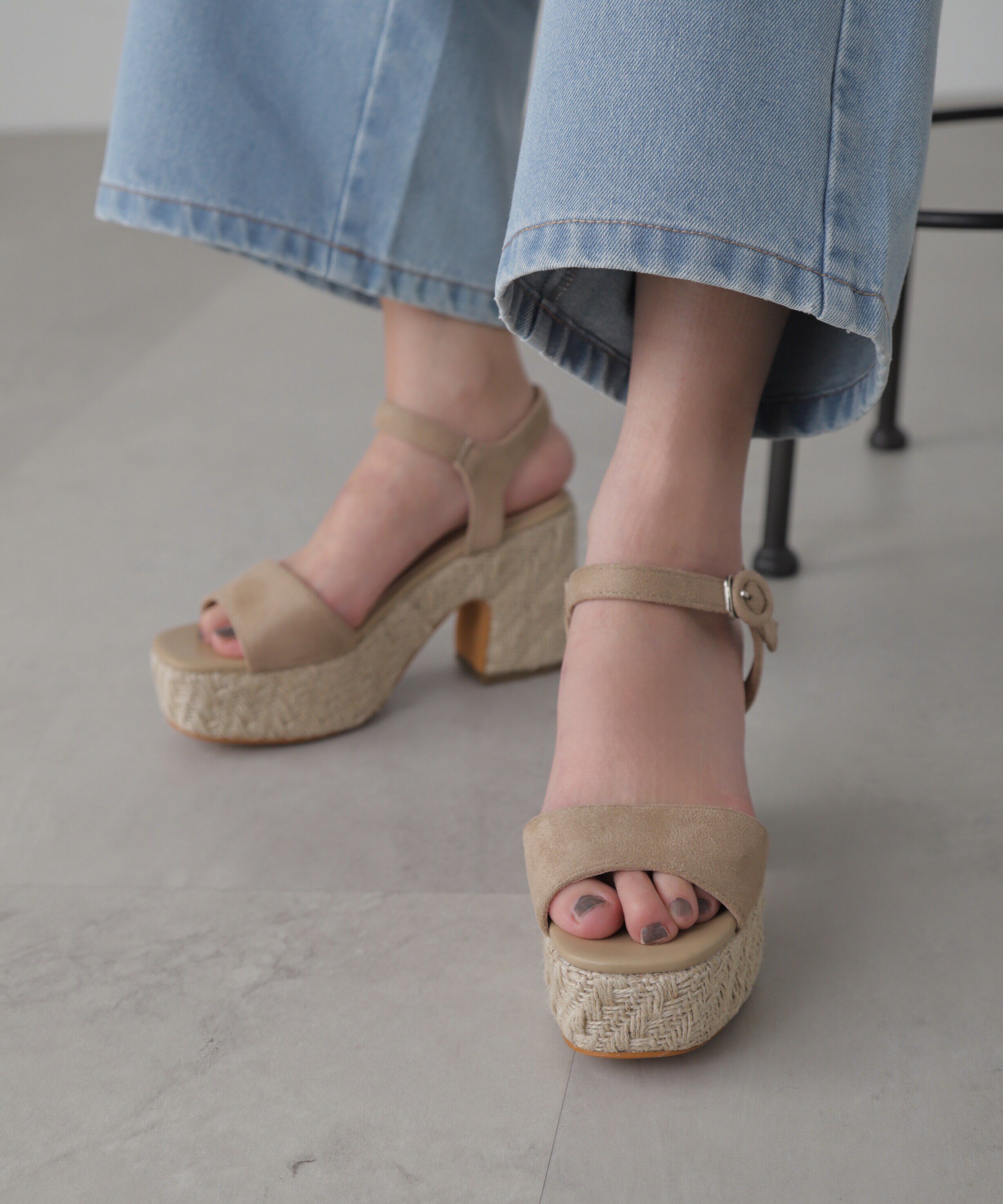  「くるみバックルサンダル」|その他|グレージュ